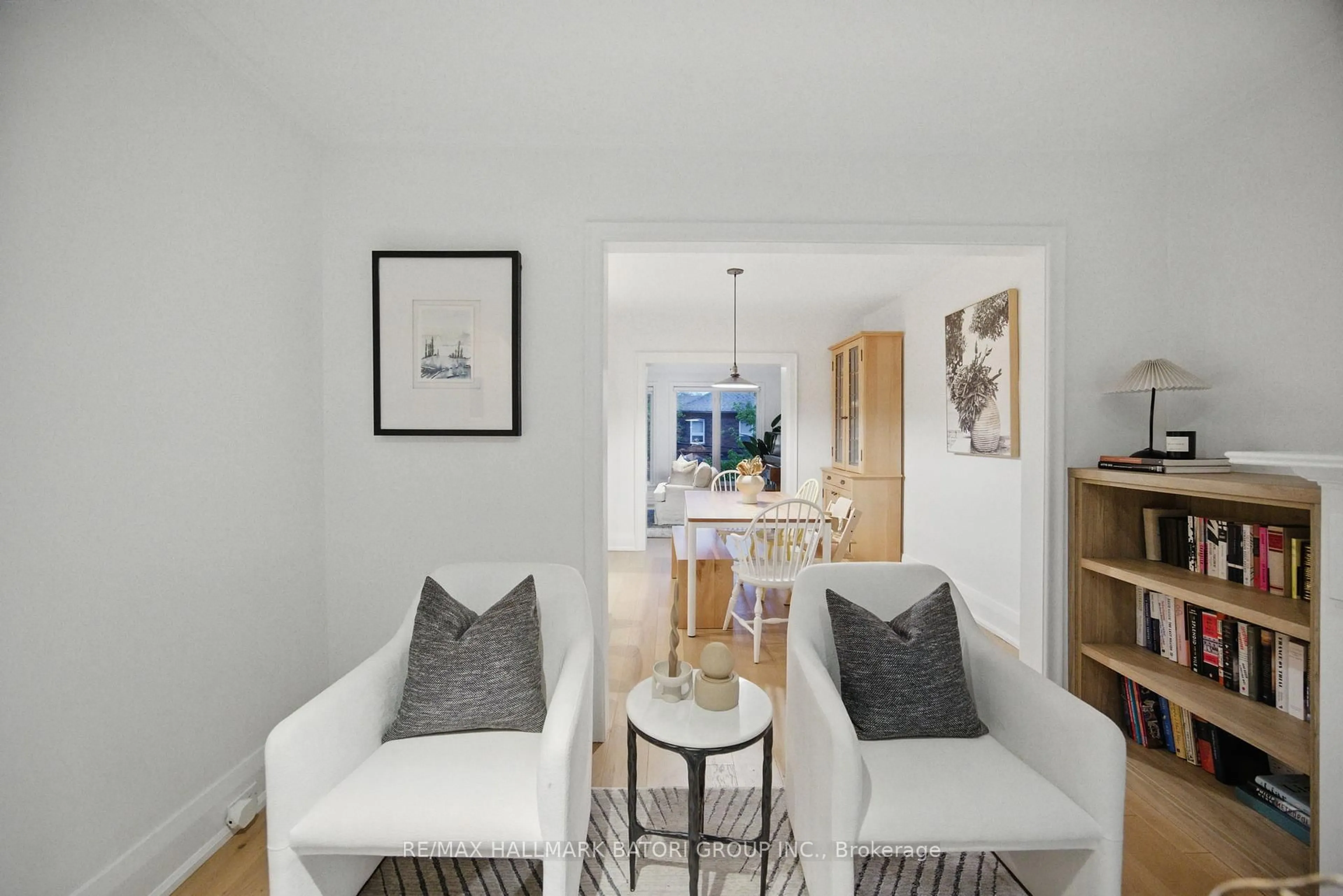 Living room with furniture, unknown for 198 Broadway Ave, Toronto Ontario M4P 1V9