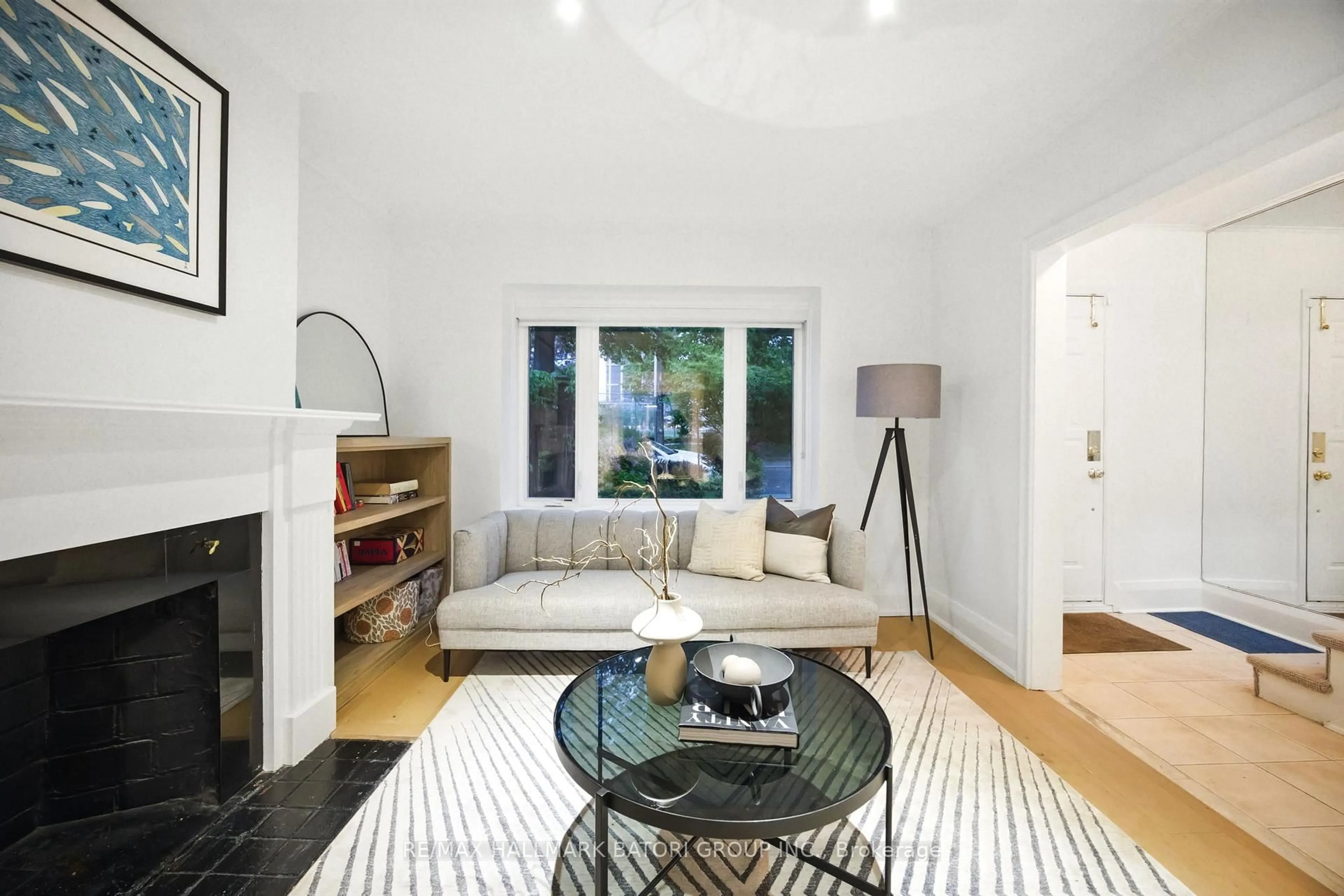 Living room with furniture, unknown for 198 Broadway Ave, Toronto Ontario M4P 1V9