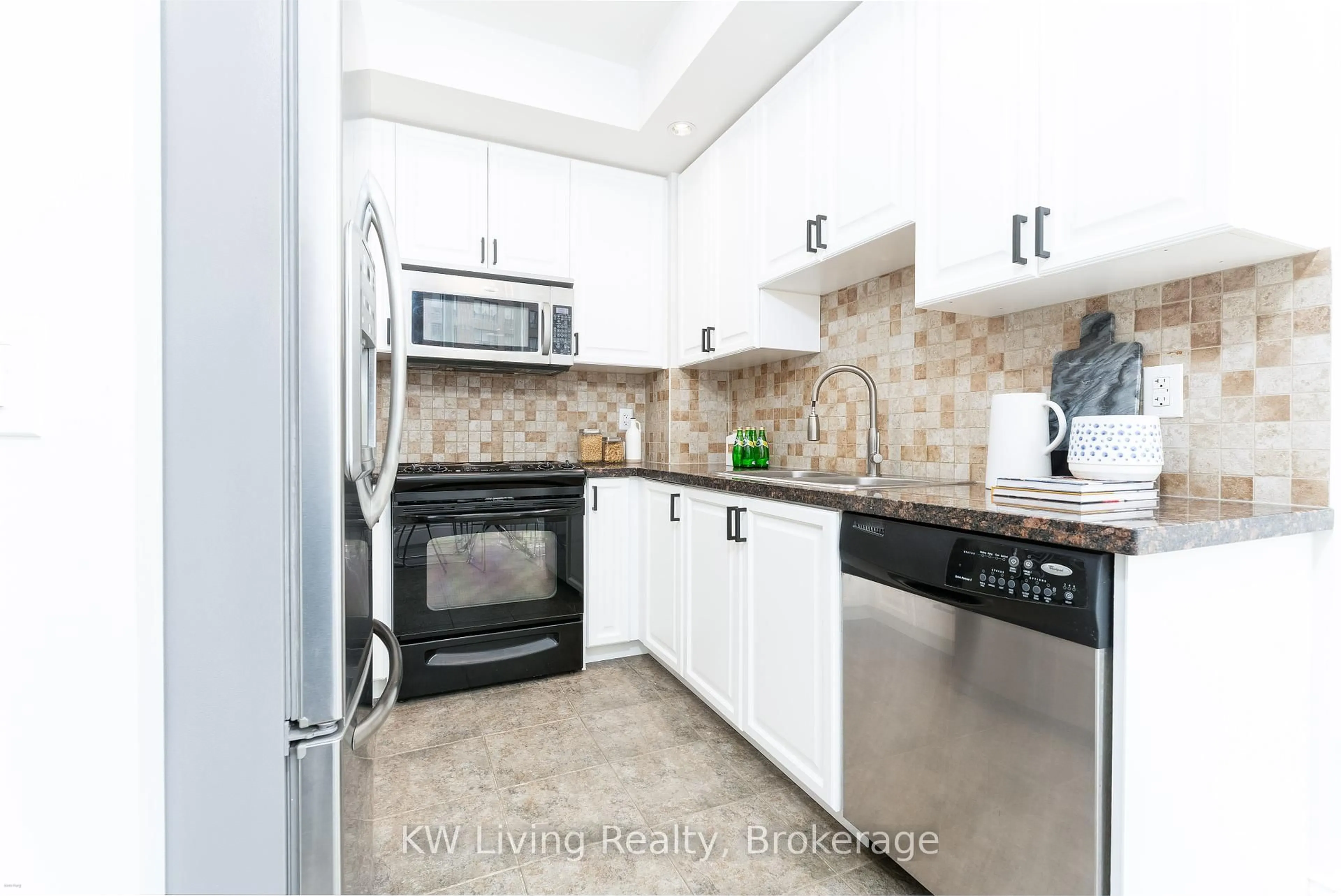 Standard kitchen, ceramic/tile floor for 500 Doris Ave #327, Toronto Ontario M2N 0C1