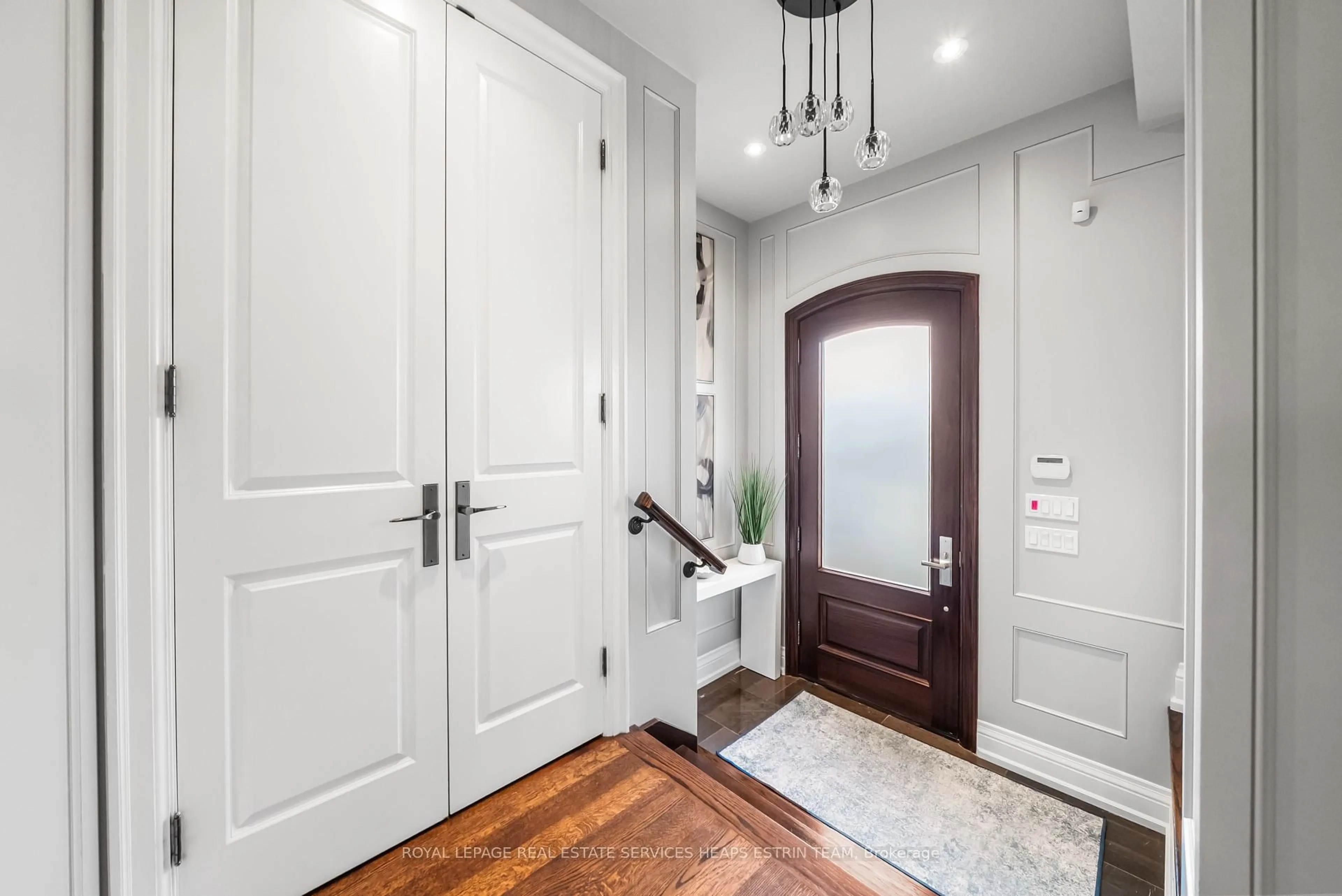 Indoor entryway for 481 Broadway Ave, Toronto Ontario M4G 2R4