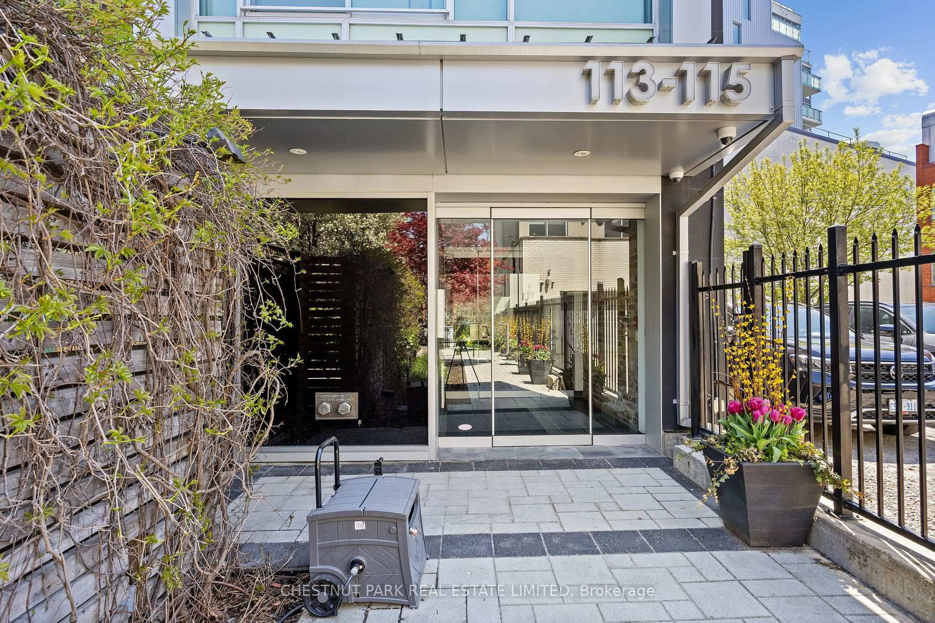 Patio, street for 113 Dupont St #201, Toronto Ontario M5R 1V4