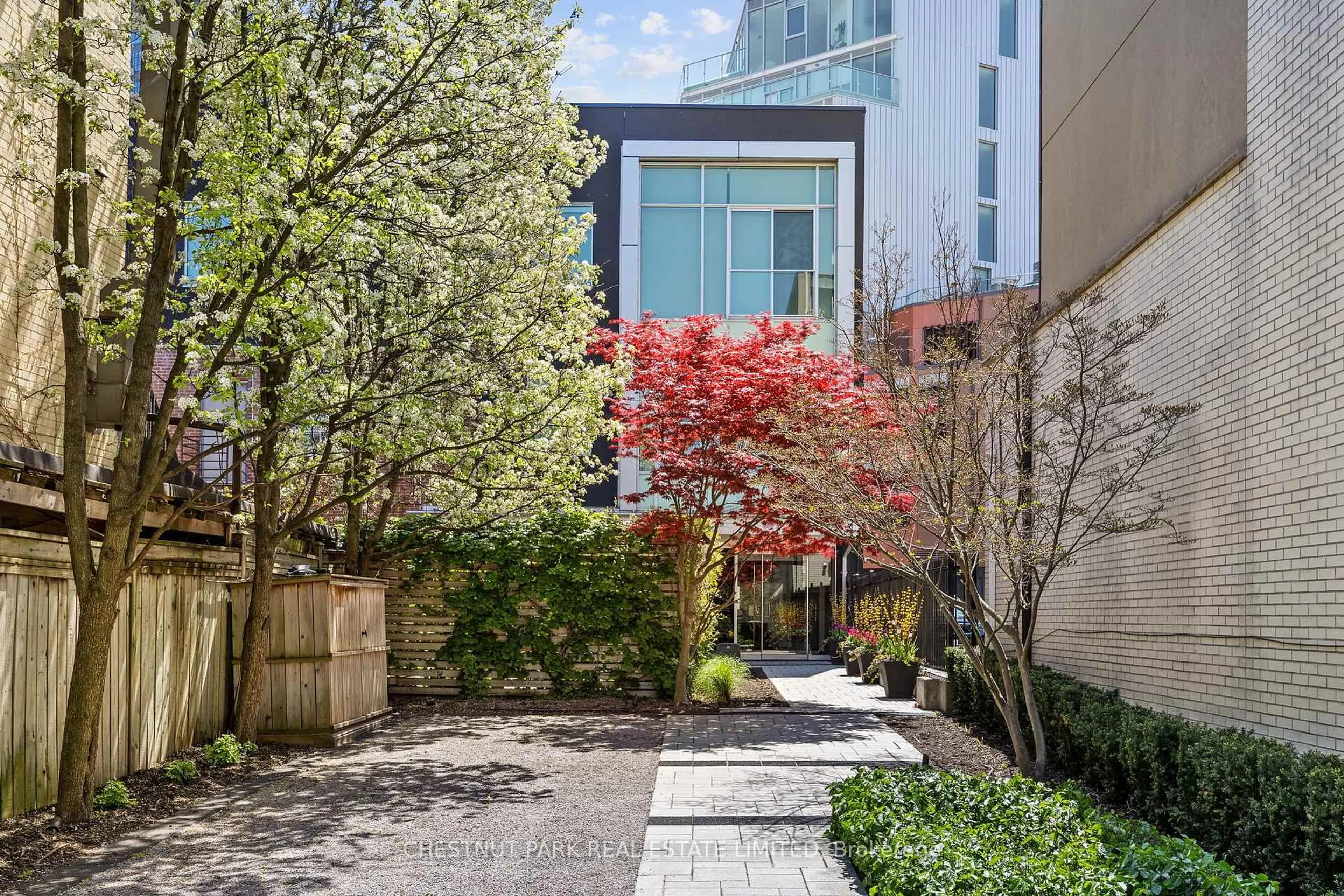 Patio, street for 113 Dupont St #201, Toronto Ontario M5R 1V4