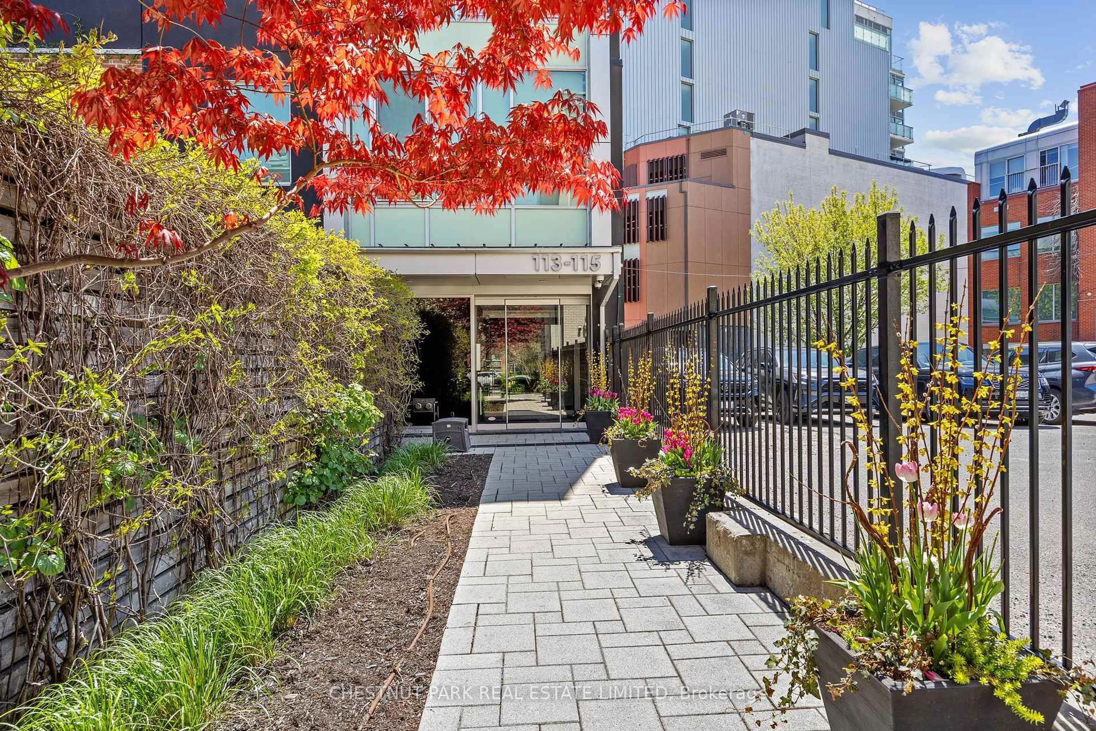 Patio, street for 113 Dupont St #201, Toronto Ontario M5R 1V4