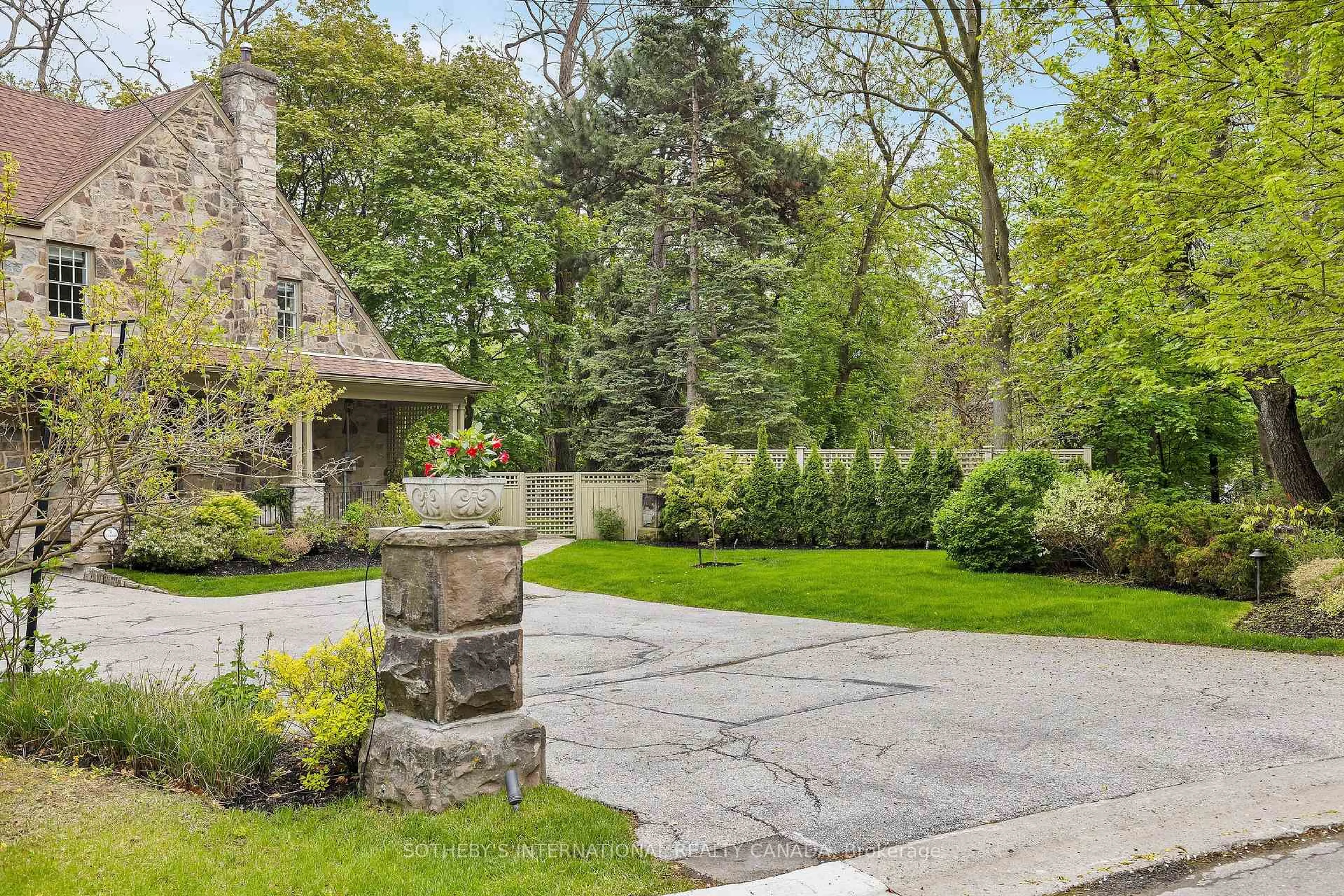 Patio, street for 3 Mason Blvd, Toronto Ontario M5M 3C6