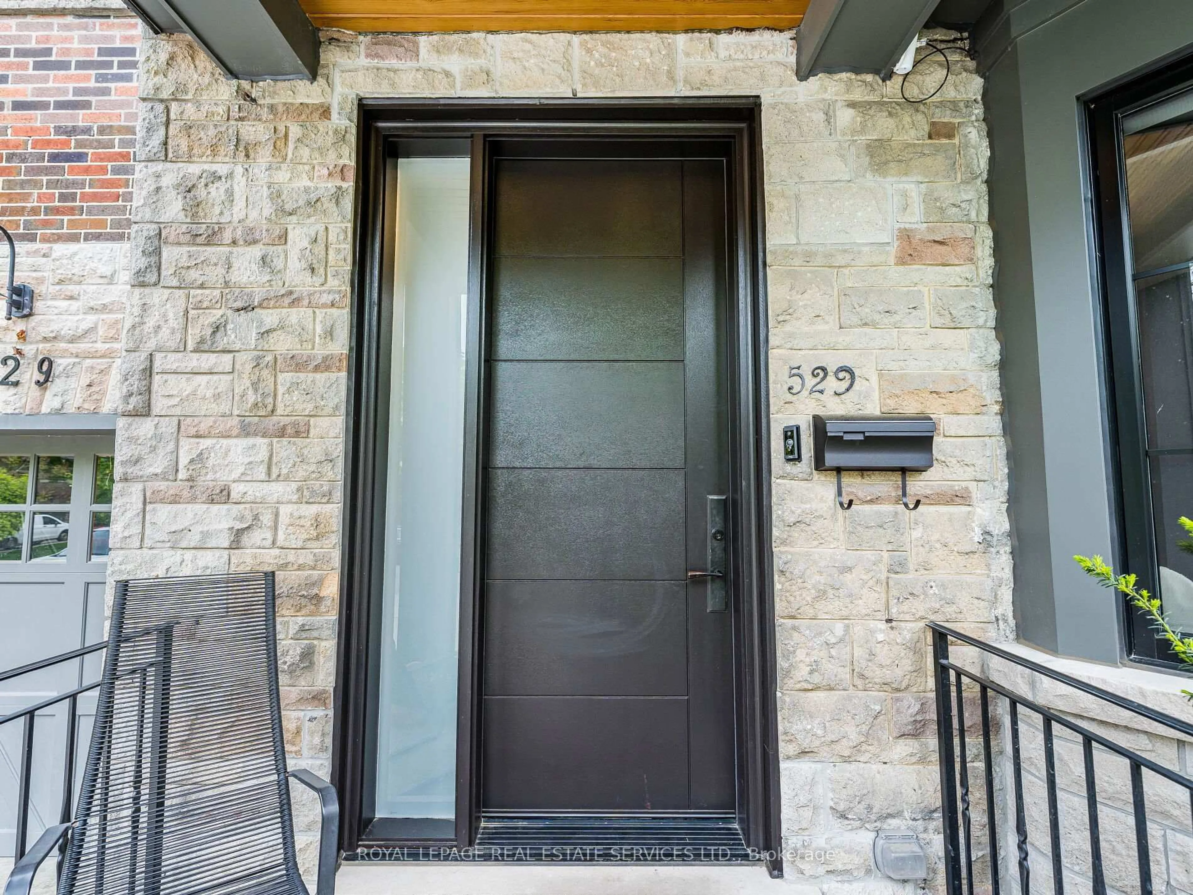 Indoor entryway for 529 Briar Hill Ave, Toronto Ontario M5N 1N1