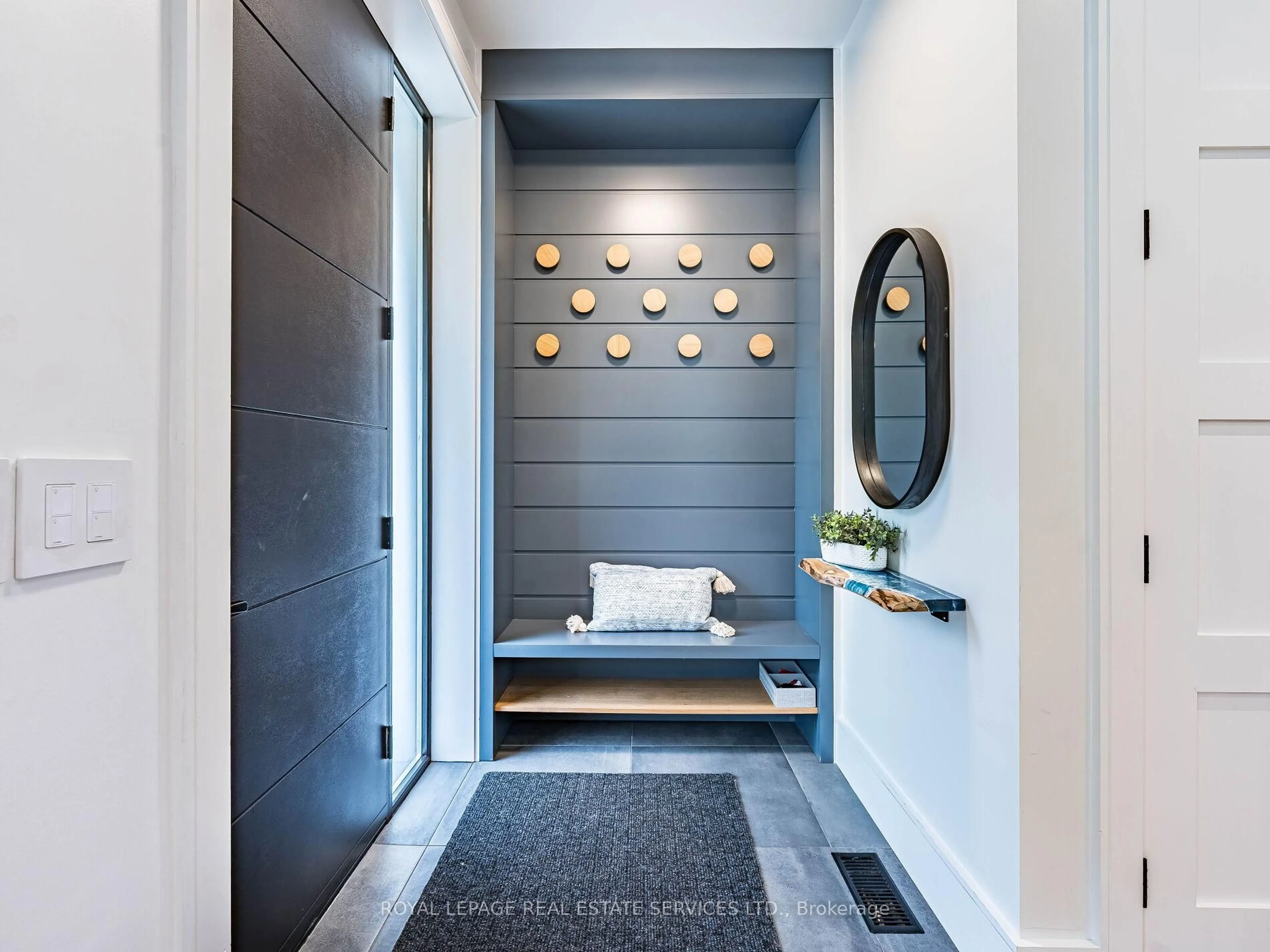 Indoor entryway for 529 Briar Hill Ave, Toronto Ontario M5N 1N1