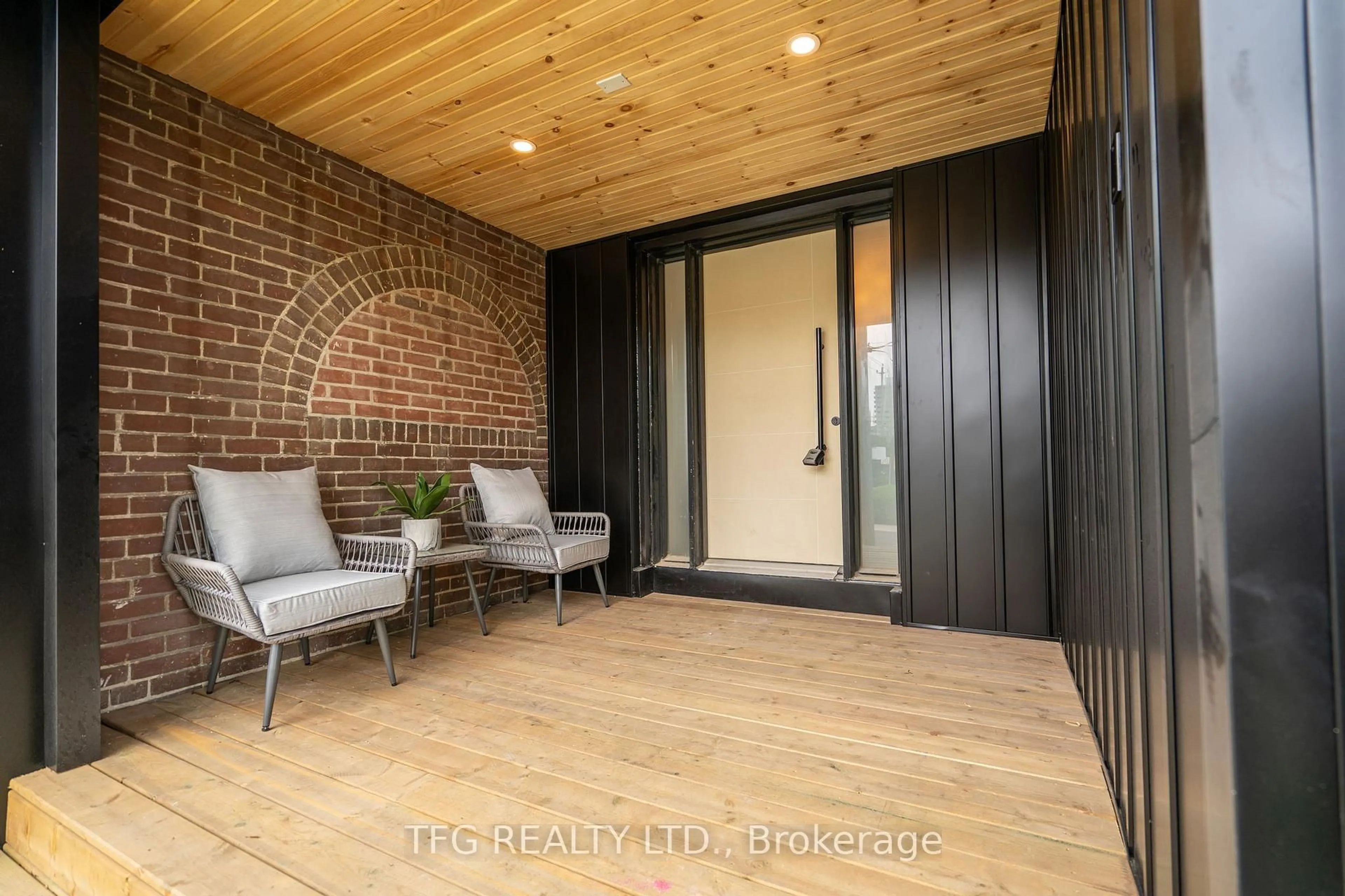 Indoor entryway for 997 Mount Pleasant Rd, Toronto Ontario M4P 2L9