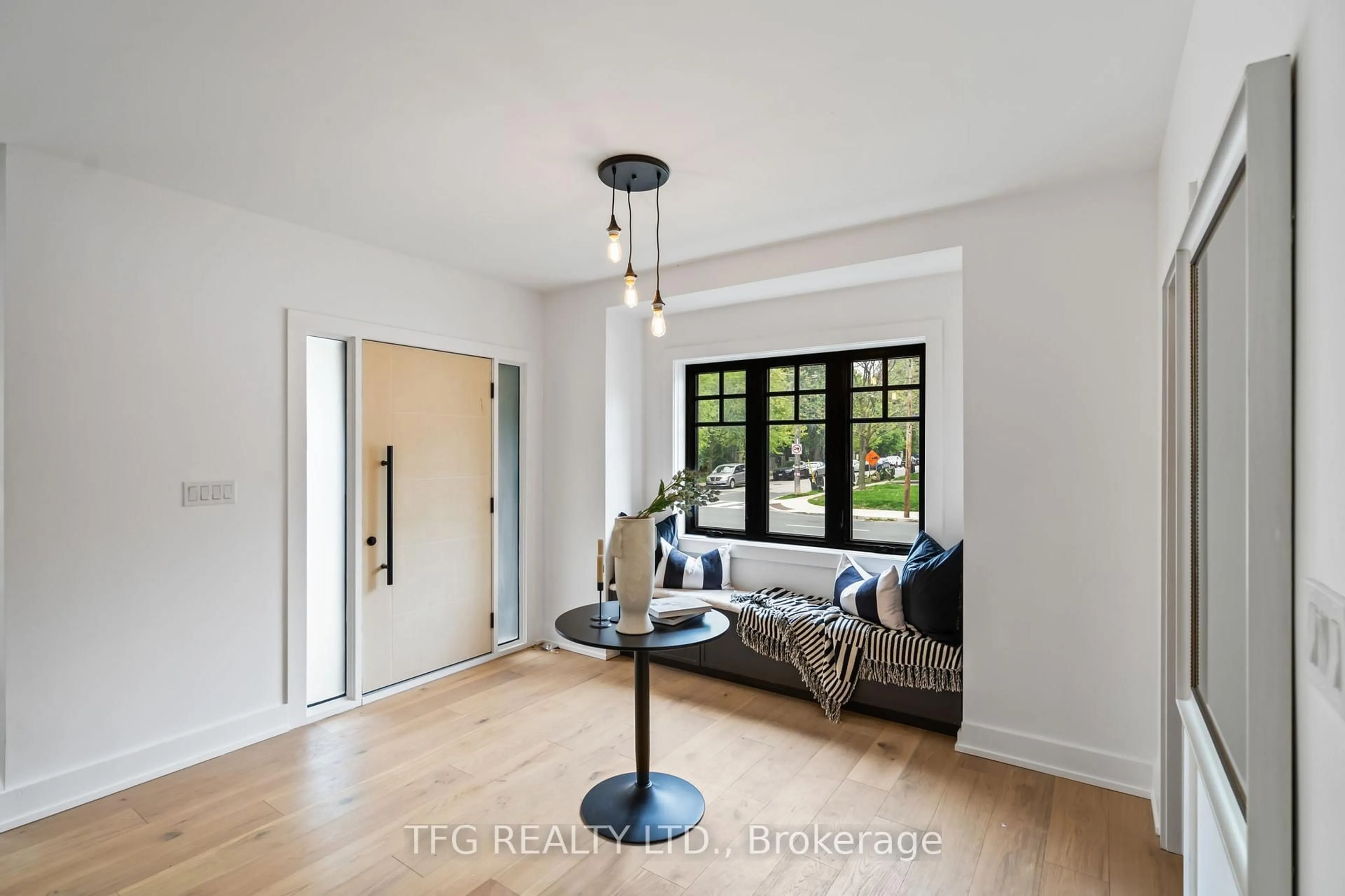 Indoor entryway for 997 Mount Pleasant Rd, Toronto Ontario M4P 2L9