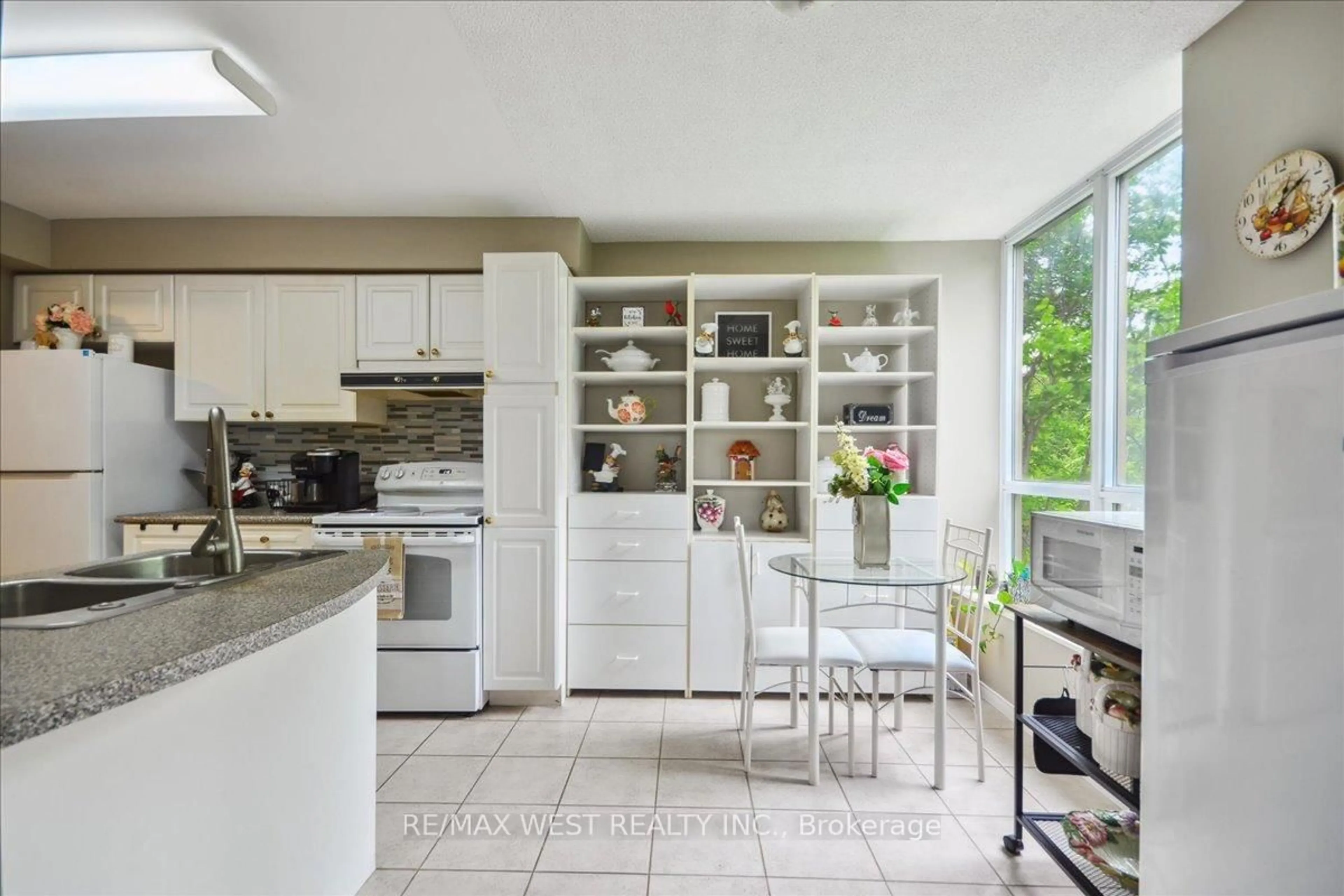 Unknown for 800 Sheppard Ave #203, Toronto Ontario M3H 6B4