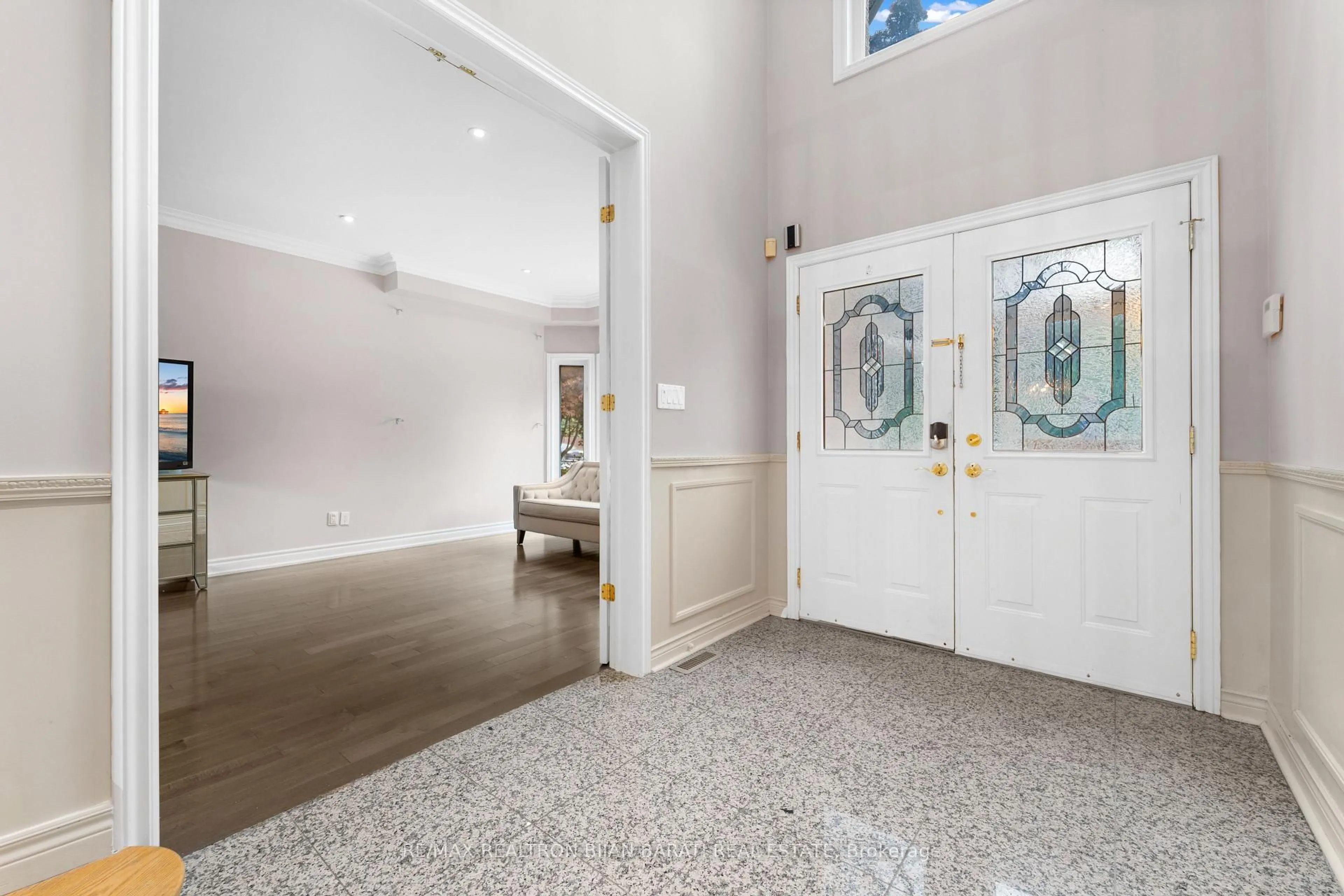 Indoor foyer for 3022 Bayview Ave, Toronto Ontario M2N 5L1