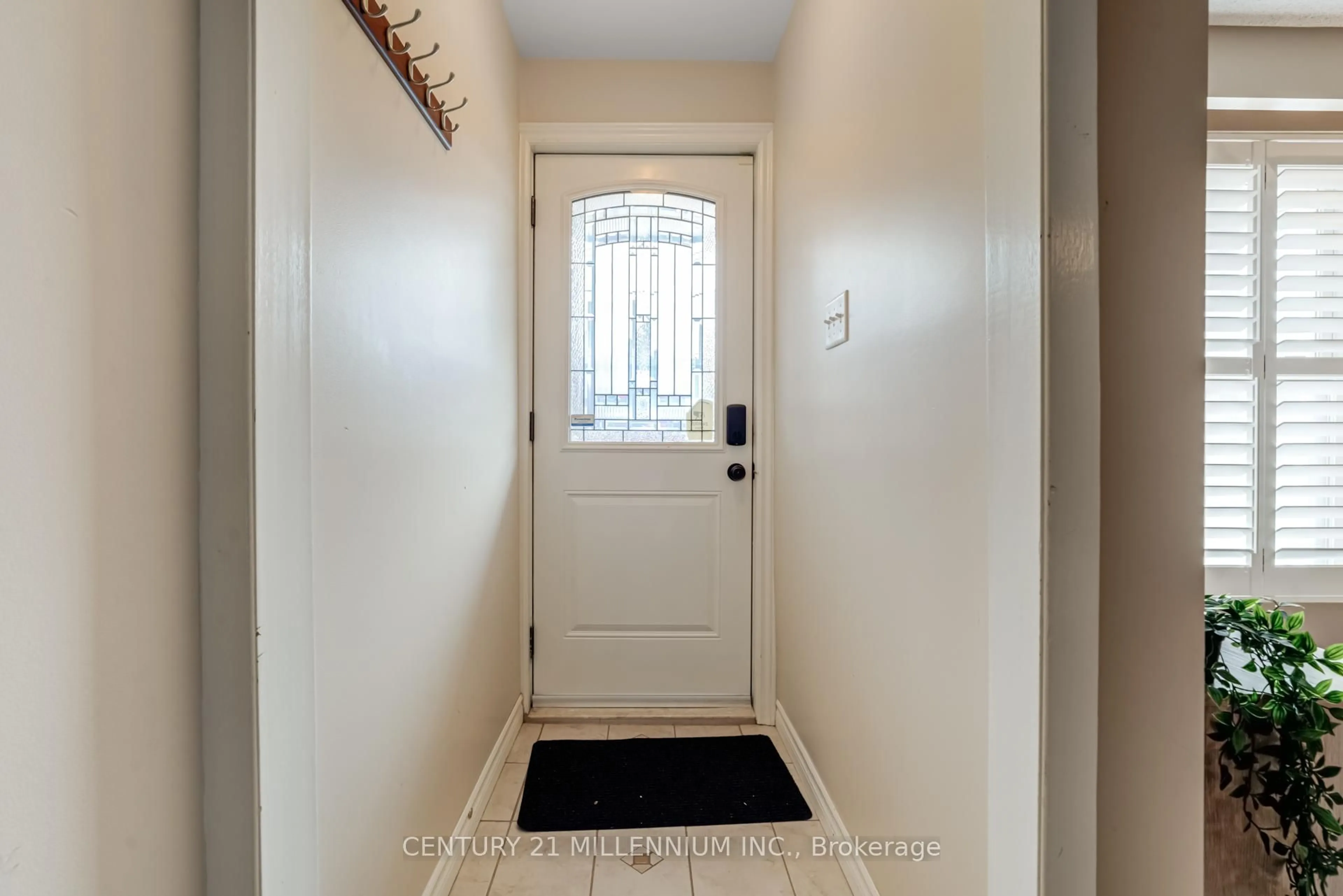 Indoor entryway for 568 Dufferin St, Toronto Ontario M6K 2A9