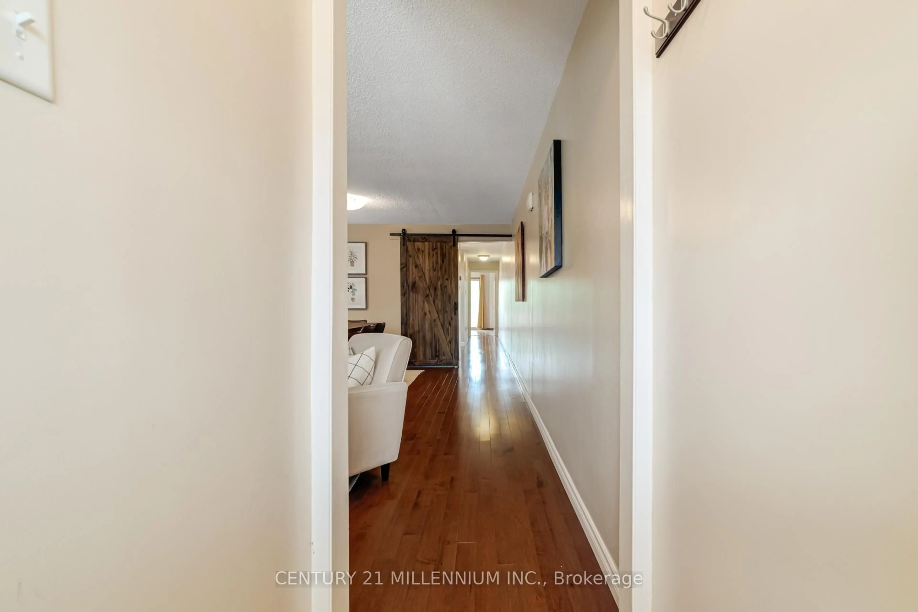 Indoor entryway for 568 Dufferin St, Toronto Ontario M6K 2A9