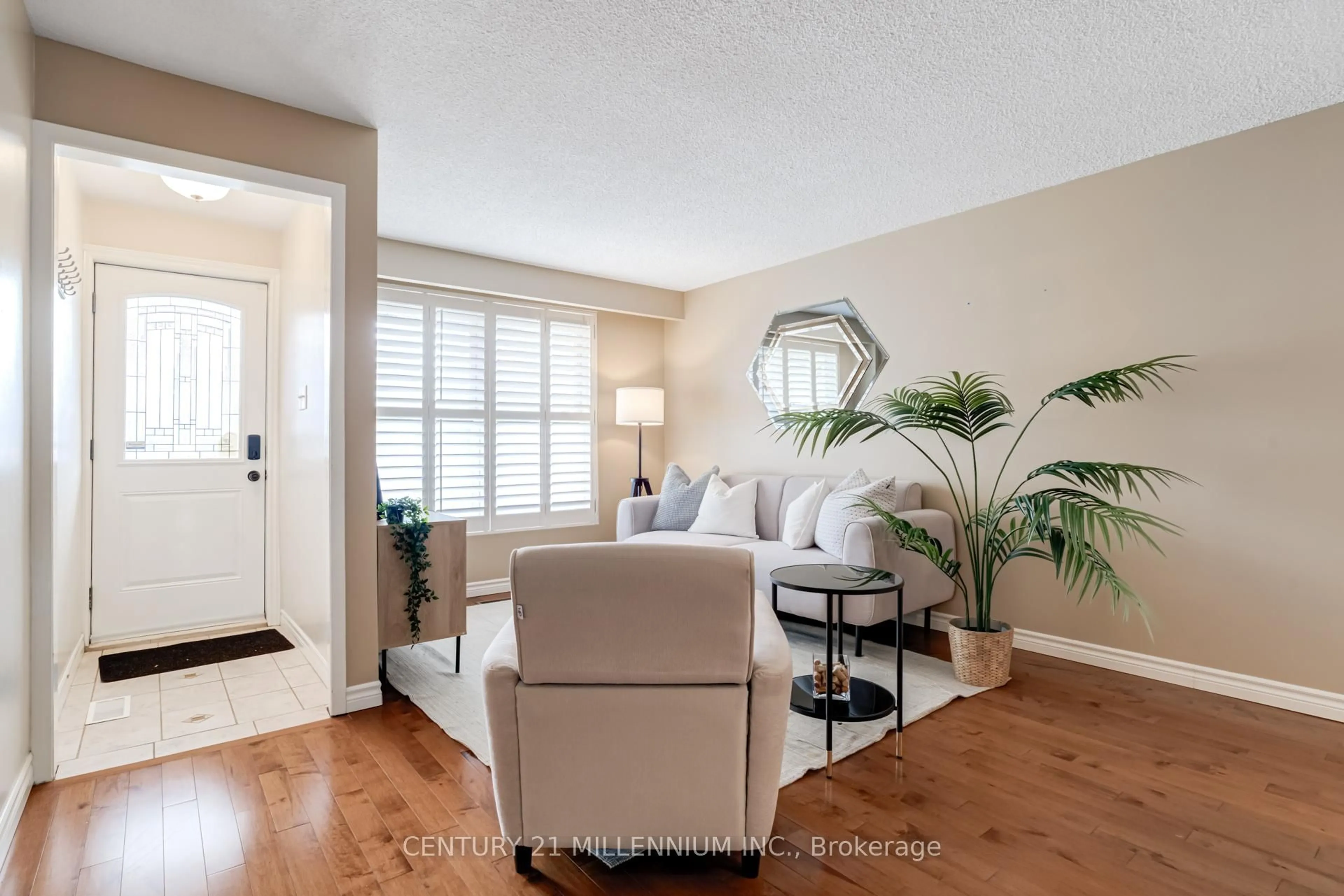 Living room with furniture, unknown for 568 Dufferin St, Toronto Ontario M6K 2A9