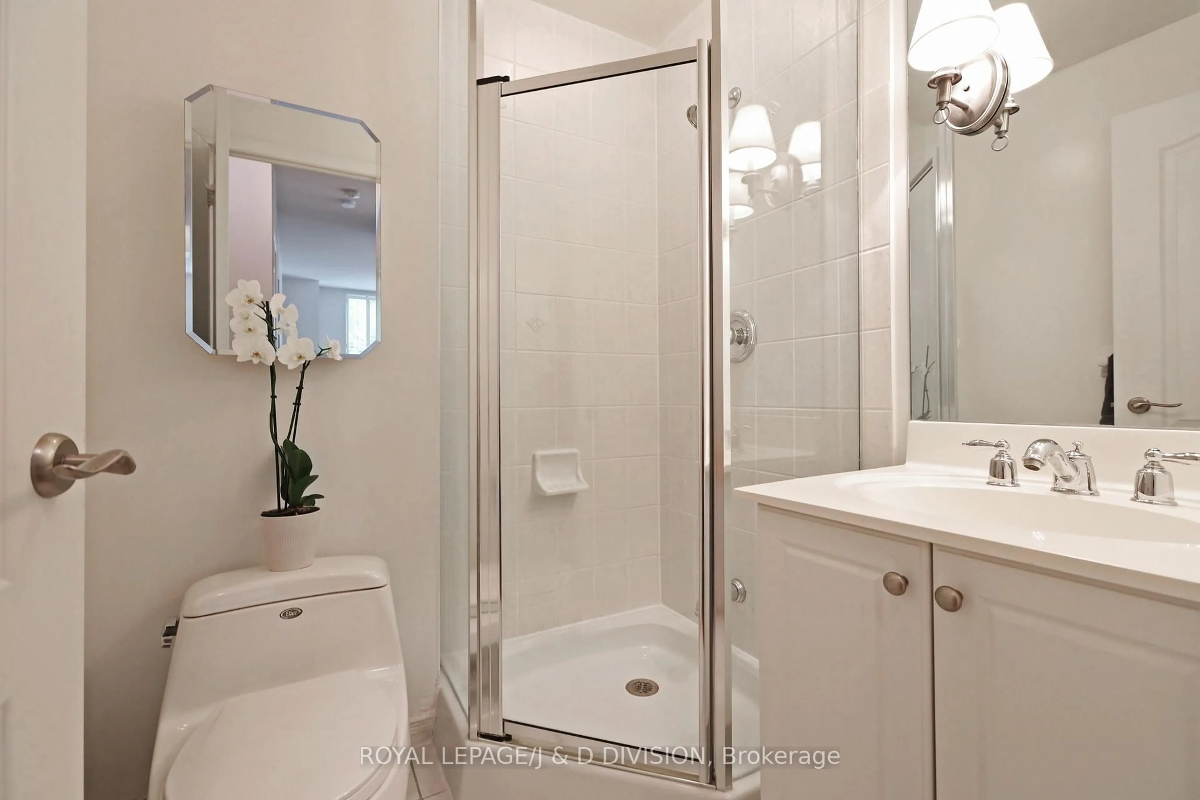 Standard bathroom, ceramic/tile floor for 205 The Donway N/A #109, Toronto Ontario M3B 3S5