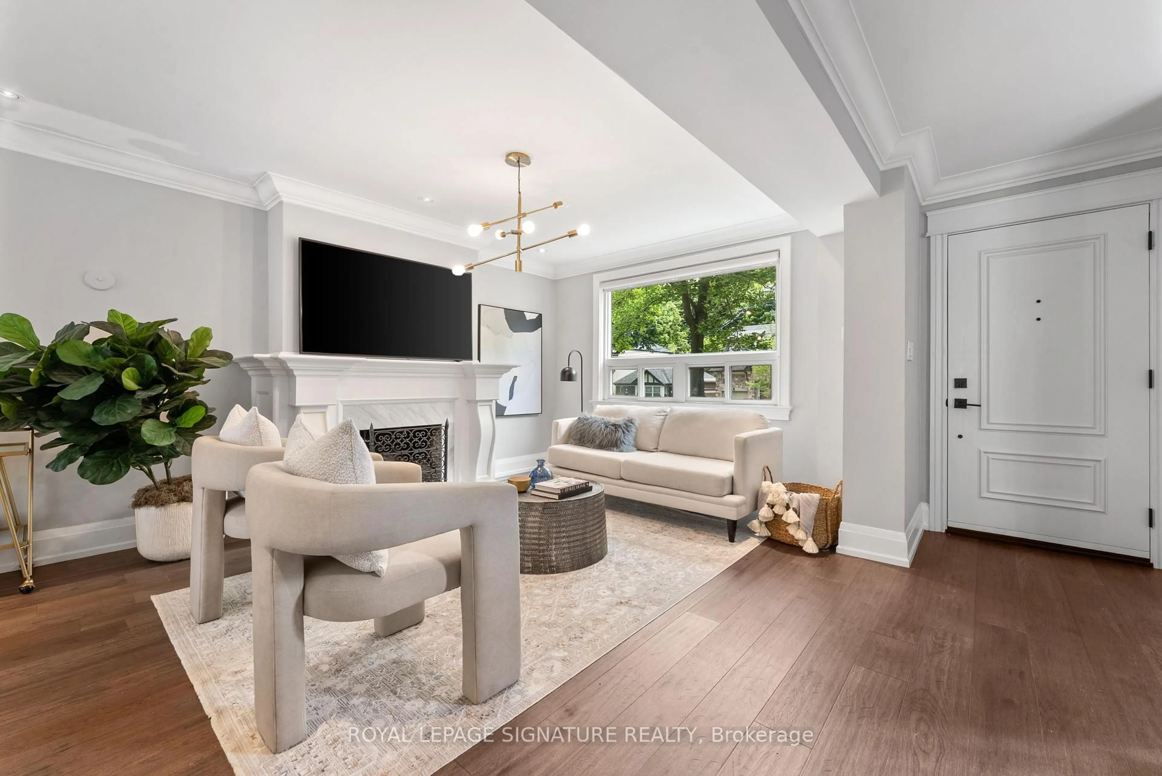 Living room with furniture, unknown for 40 Southvale Dr, Toronto Ontario M4G 1G3