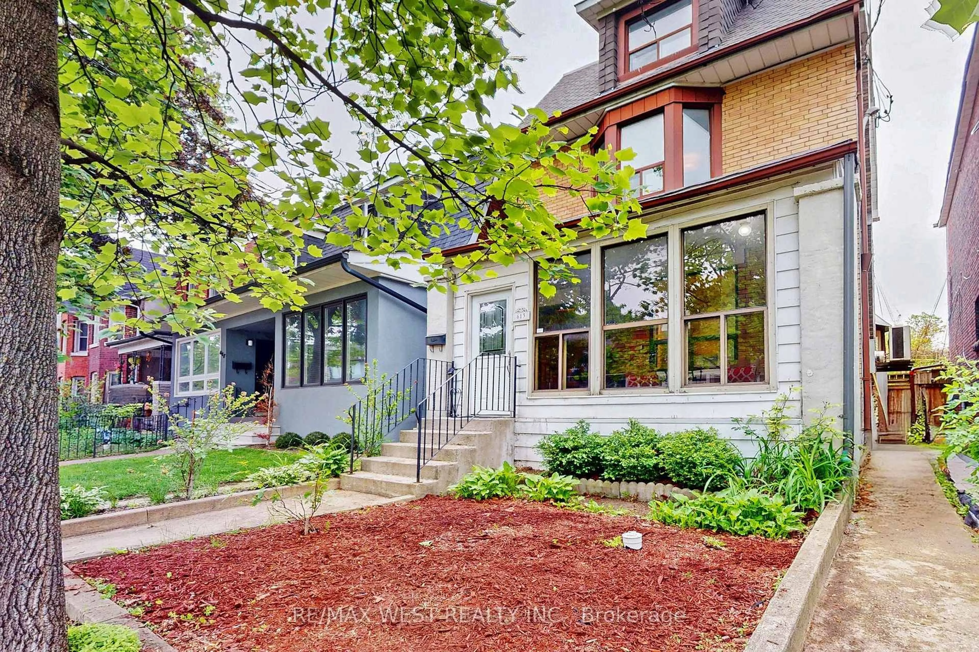 Home with brick exterior material, street for 613 Lansdowne Ave, Toronto Ontario M6H 3Y2