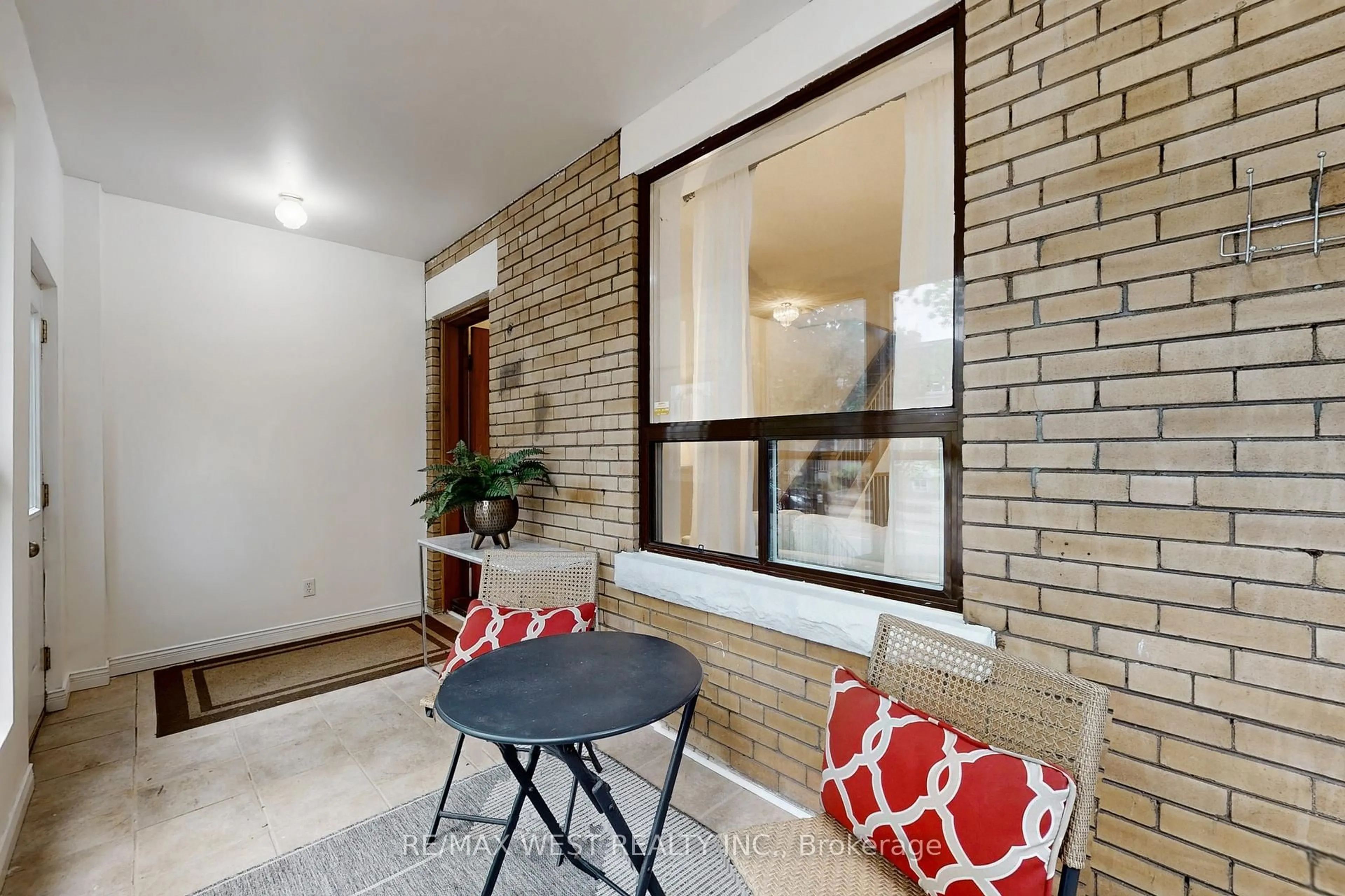 Unknown for 613 Lansdowne Ave, Toronto Ontario M6H 3Y2