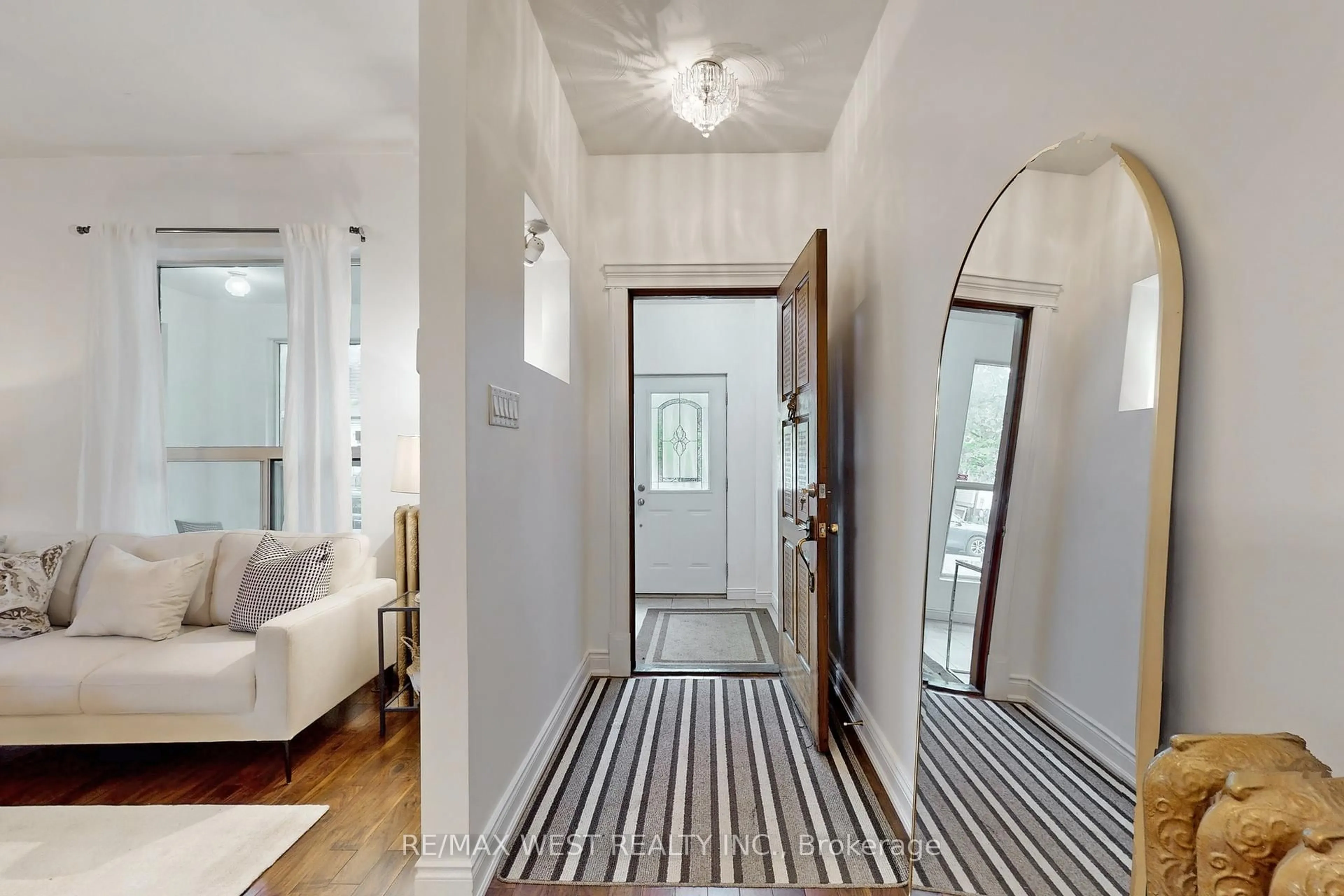 Indoor entryway for 613 Lansdowne Ave, Toronto Ontario M6H 3Y2