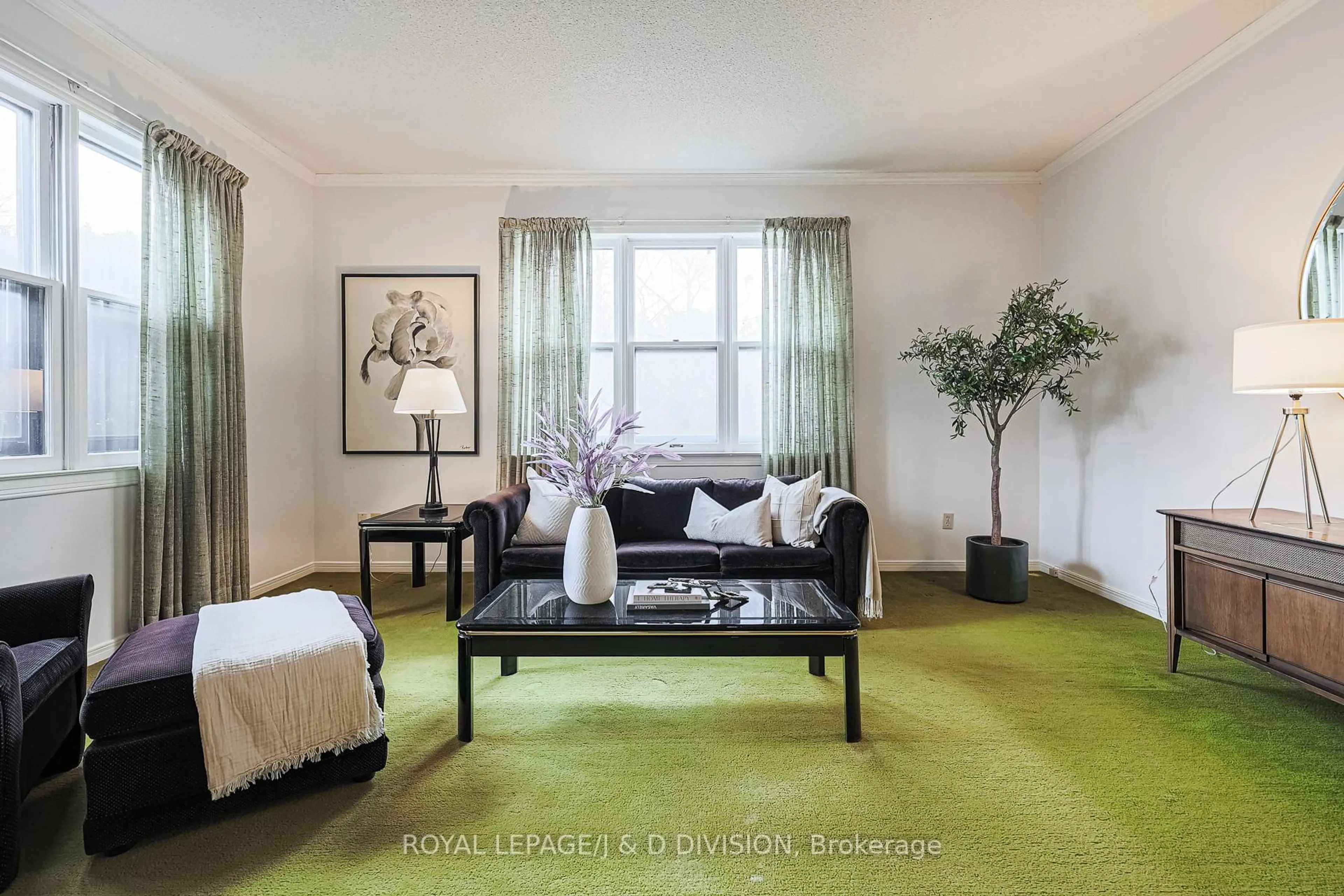 Living room with furniture, carpet floor for 59 Mellowood Dr, Toronto Ontario M2L 2E4