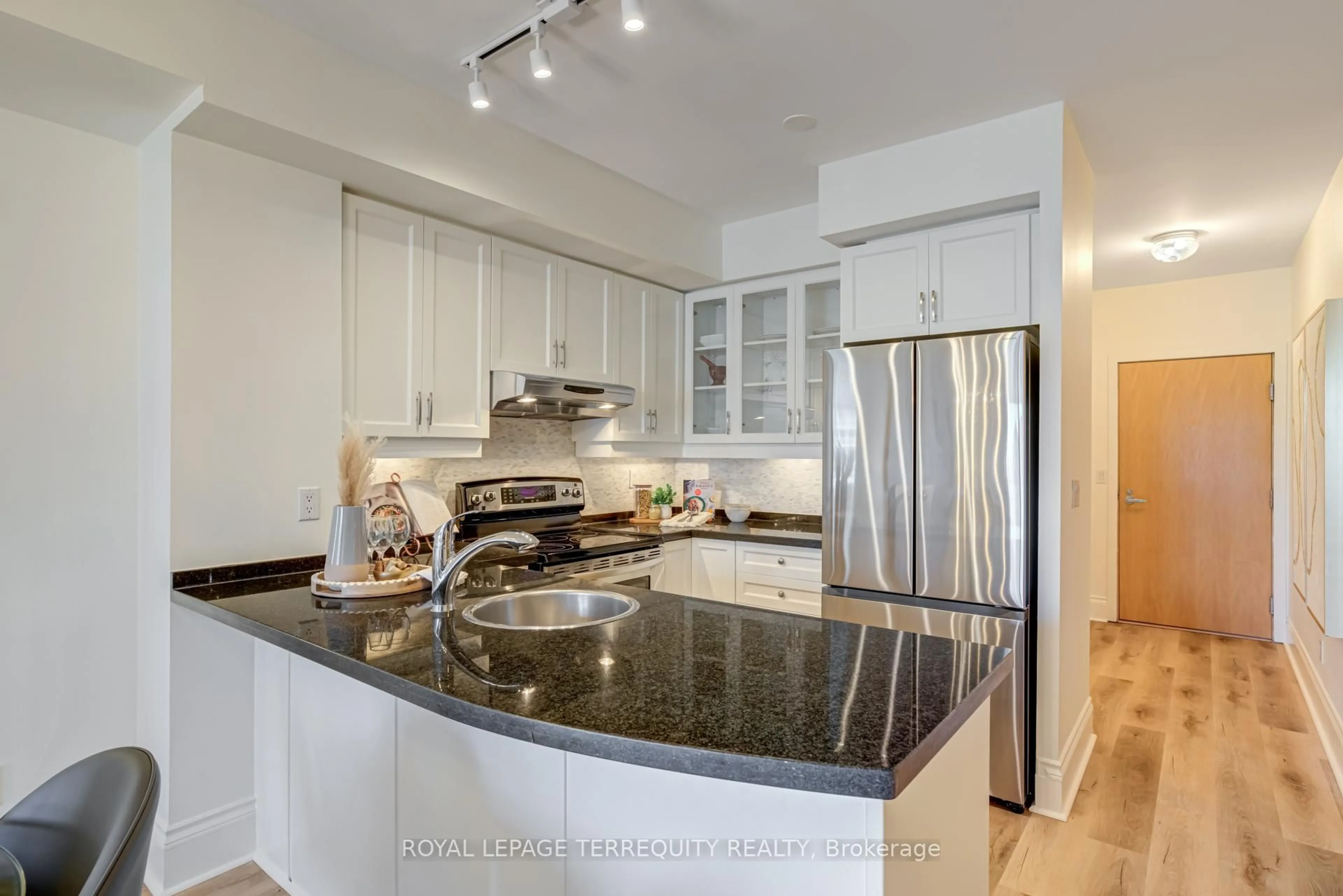 Open concept kitchen, ceramic/tile floor for 168 King St #1401, Toronto Ontario M5A 4S4