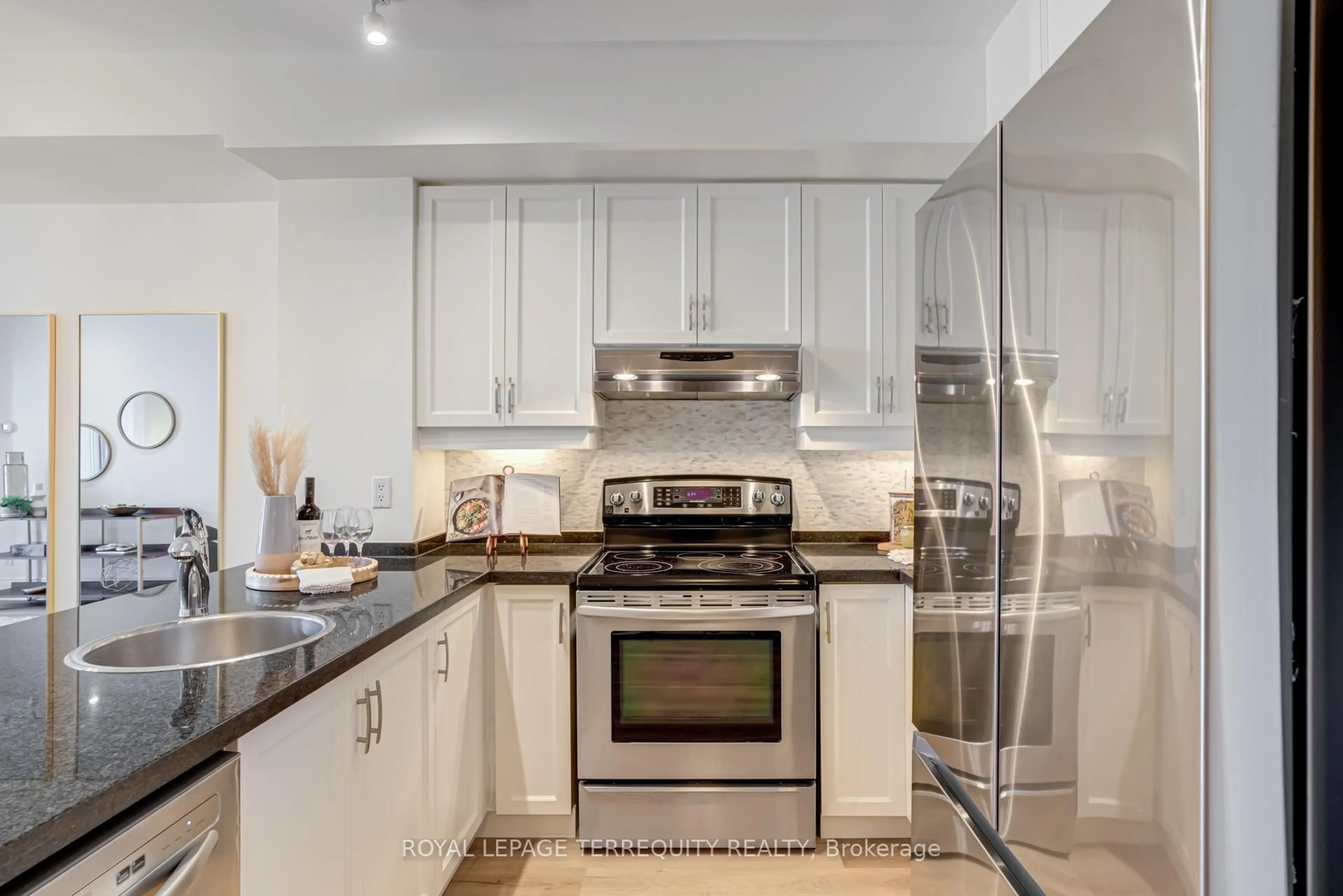Standard kitchen, ceramic/tile floor for 168 King St #1401, Toronto Ontario M5A 4S4