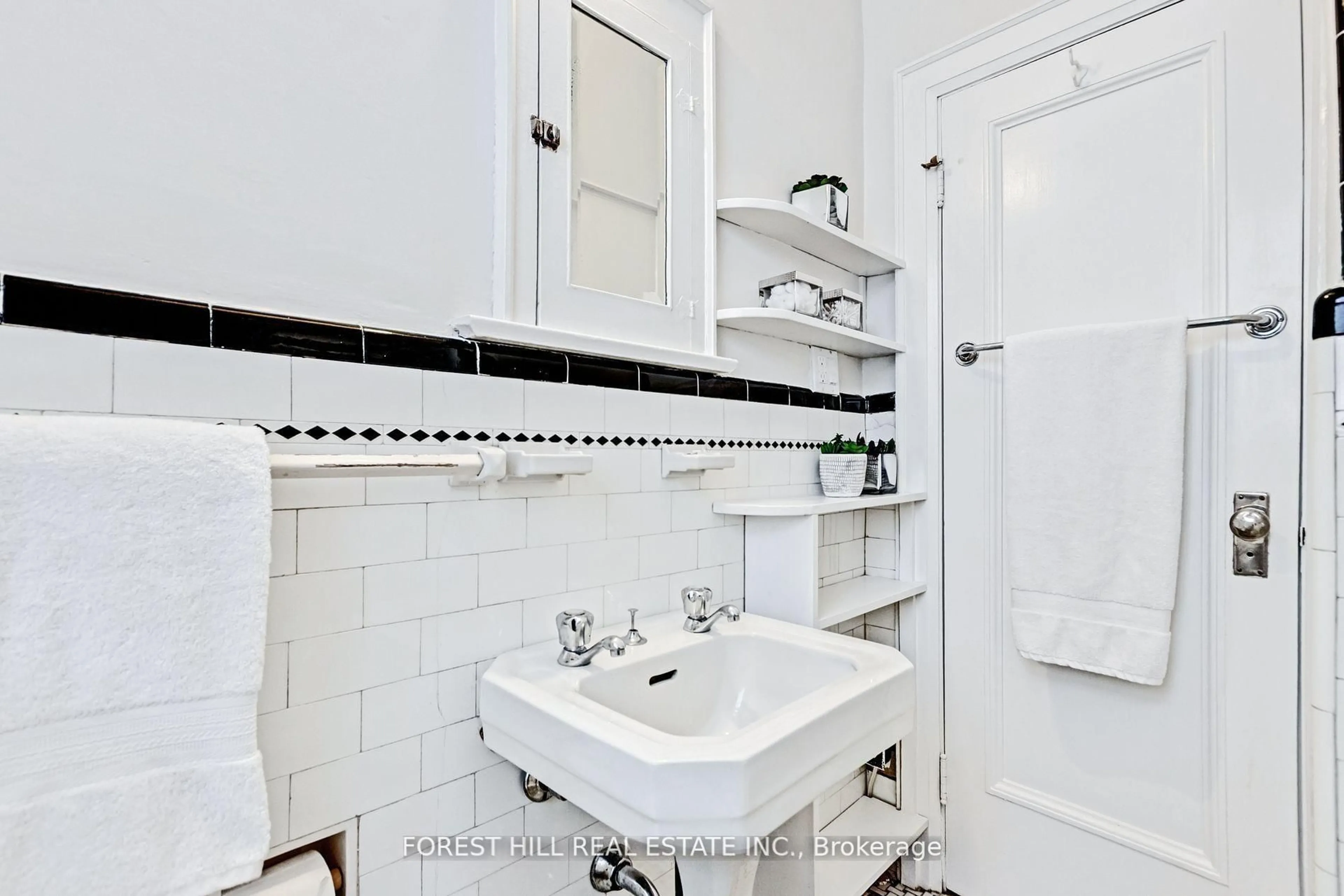 Standard bathroom, ceramic/tile floor for 187 Glenview Ave, Toronto Ontario M4R 1R4