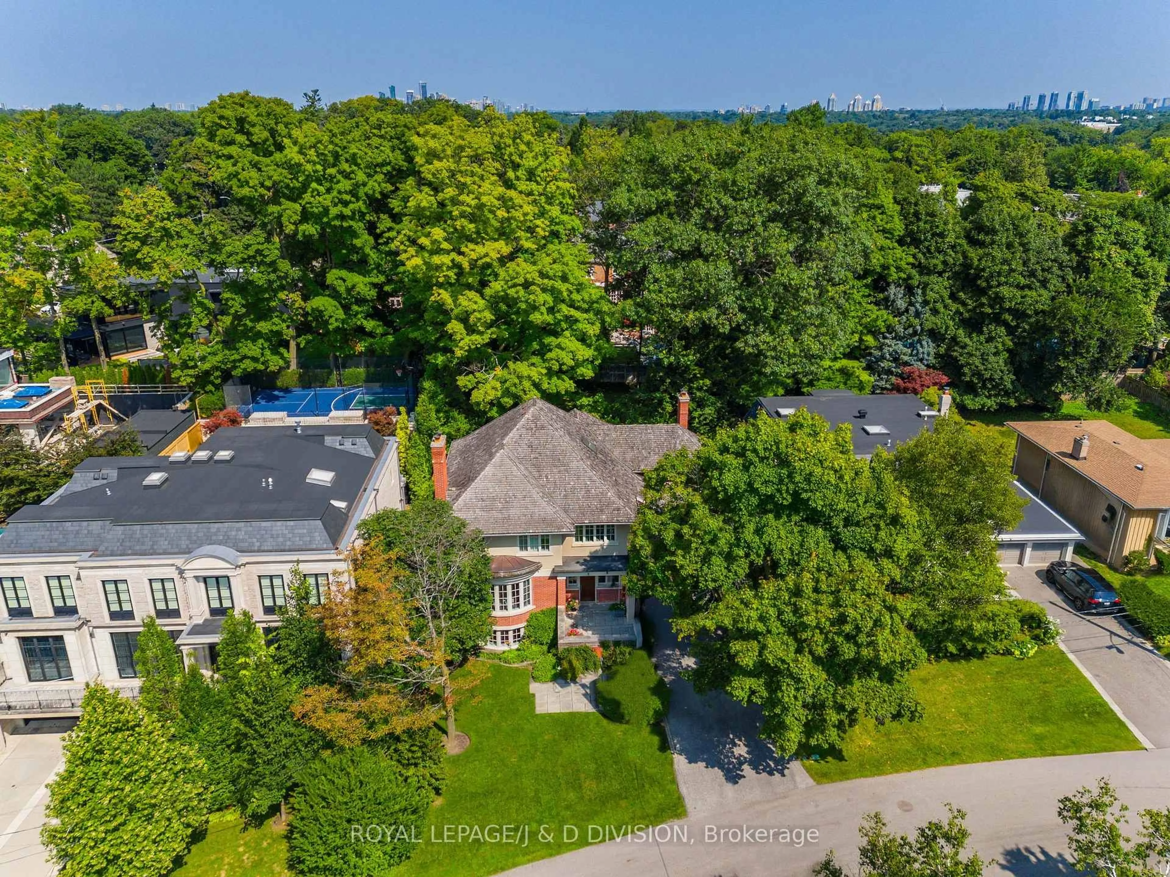 A pic from outside/outdoor area/front of a property/back of a property/a pic from drone, street for 8 Glenallan Rd, Toronto Ontario M4N 1G7