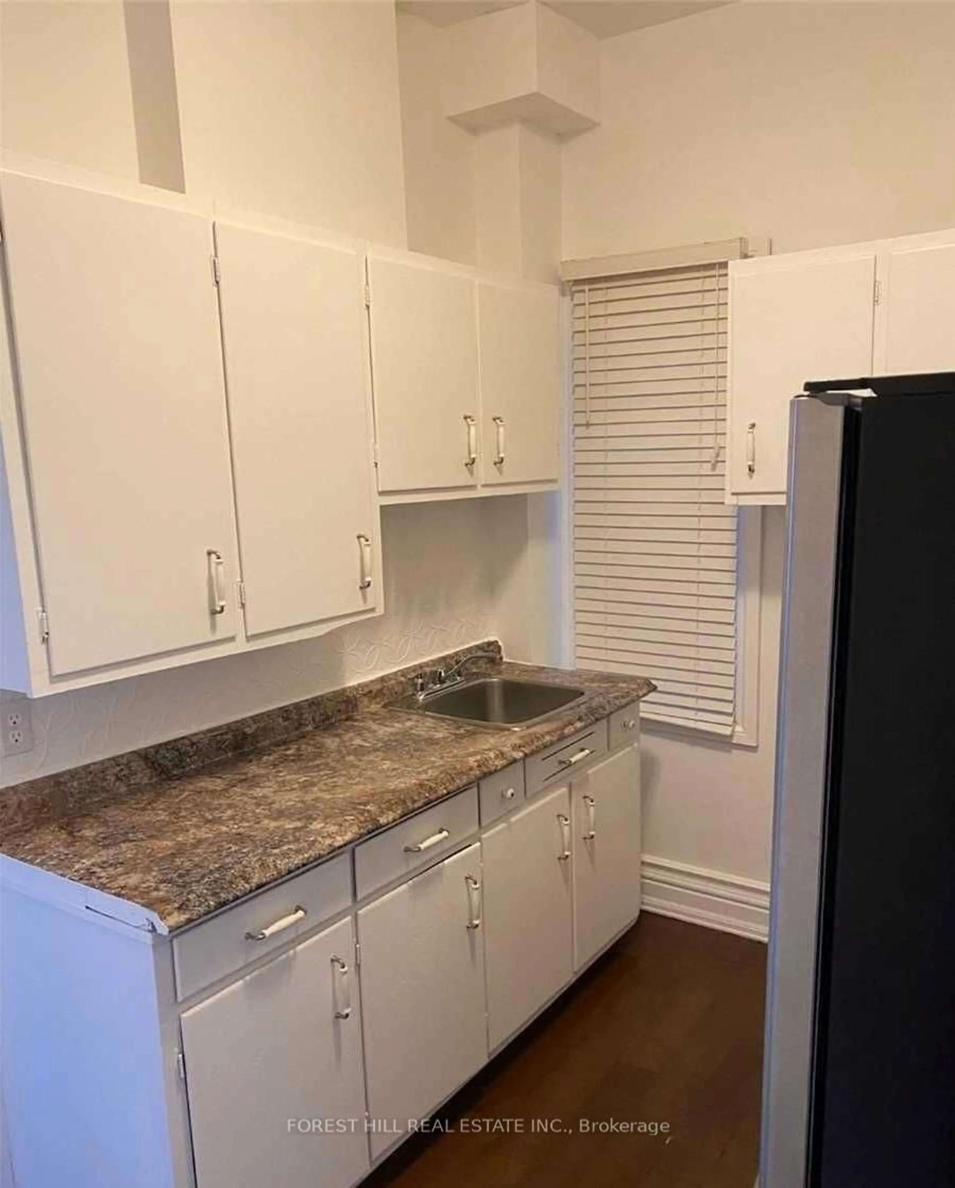 Standard kitchen, unknown for 625 Crawford St, Toronto Ontario M6G 3K2
