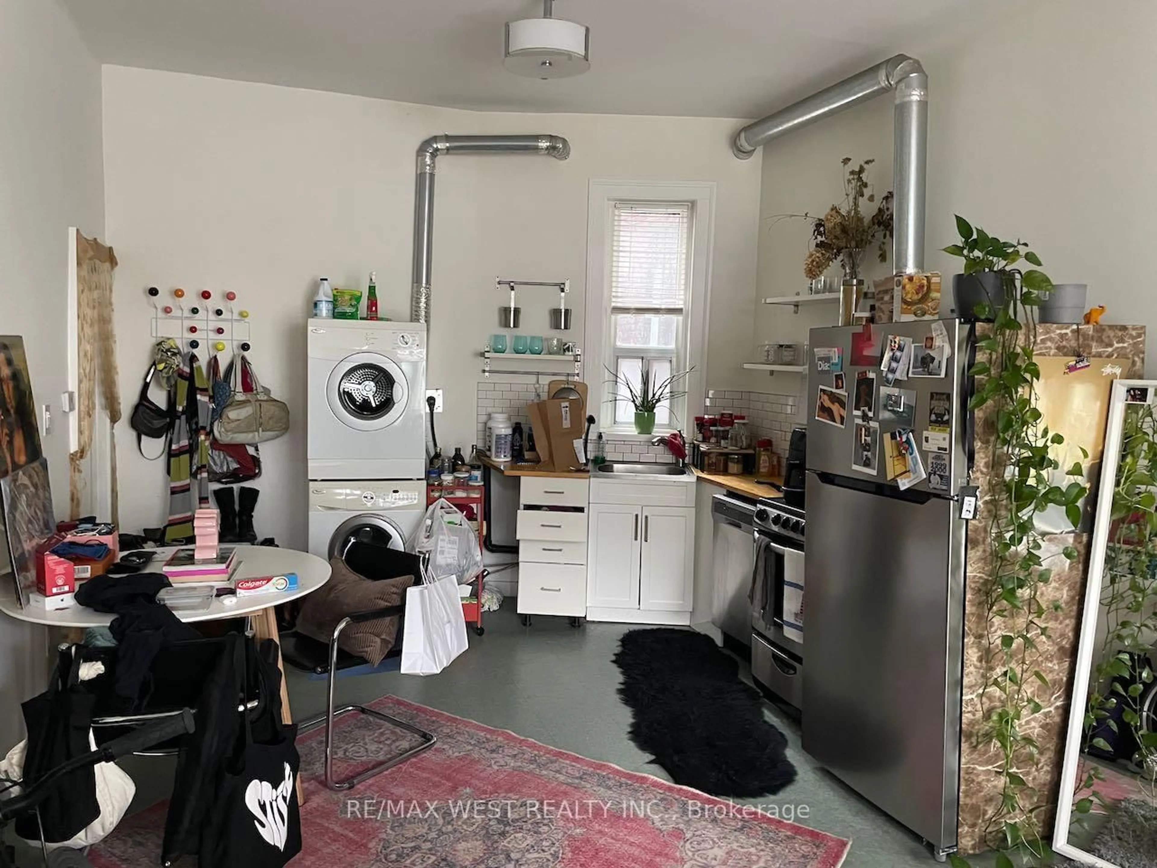A pic of a room for 1497 Dundas St, Toronto Ontario M6K 1T6