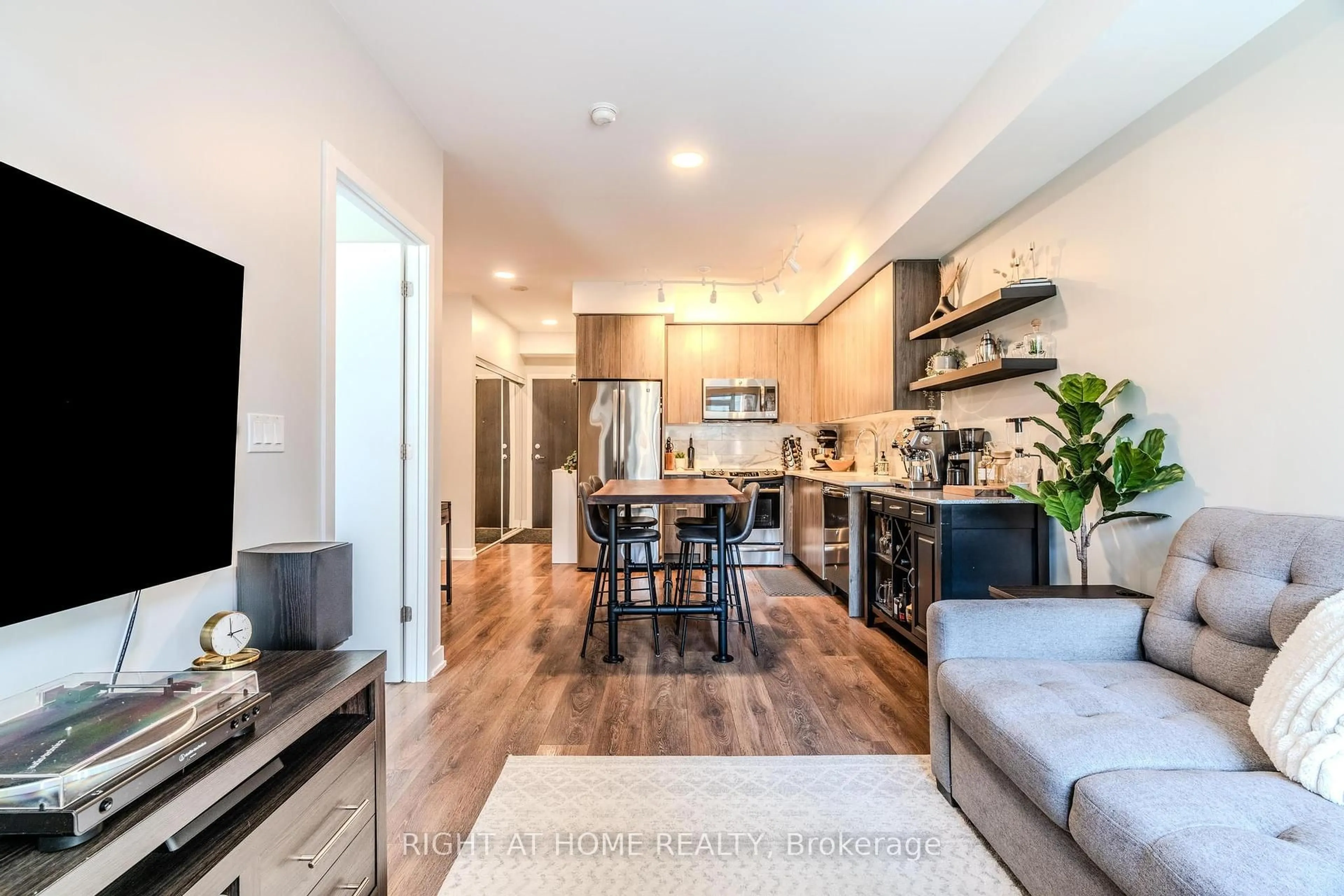 Open concept kitchen, wood/laminate floor for 50 Bruyeres Mews #625, Toronto Ontario M5V 0H8