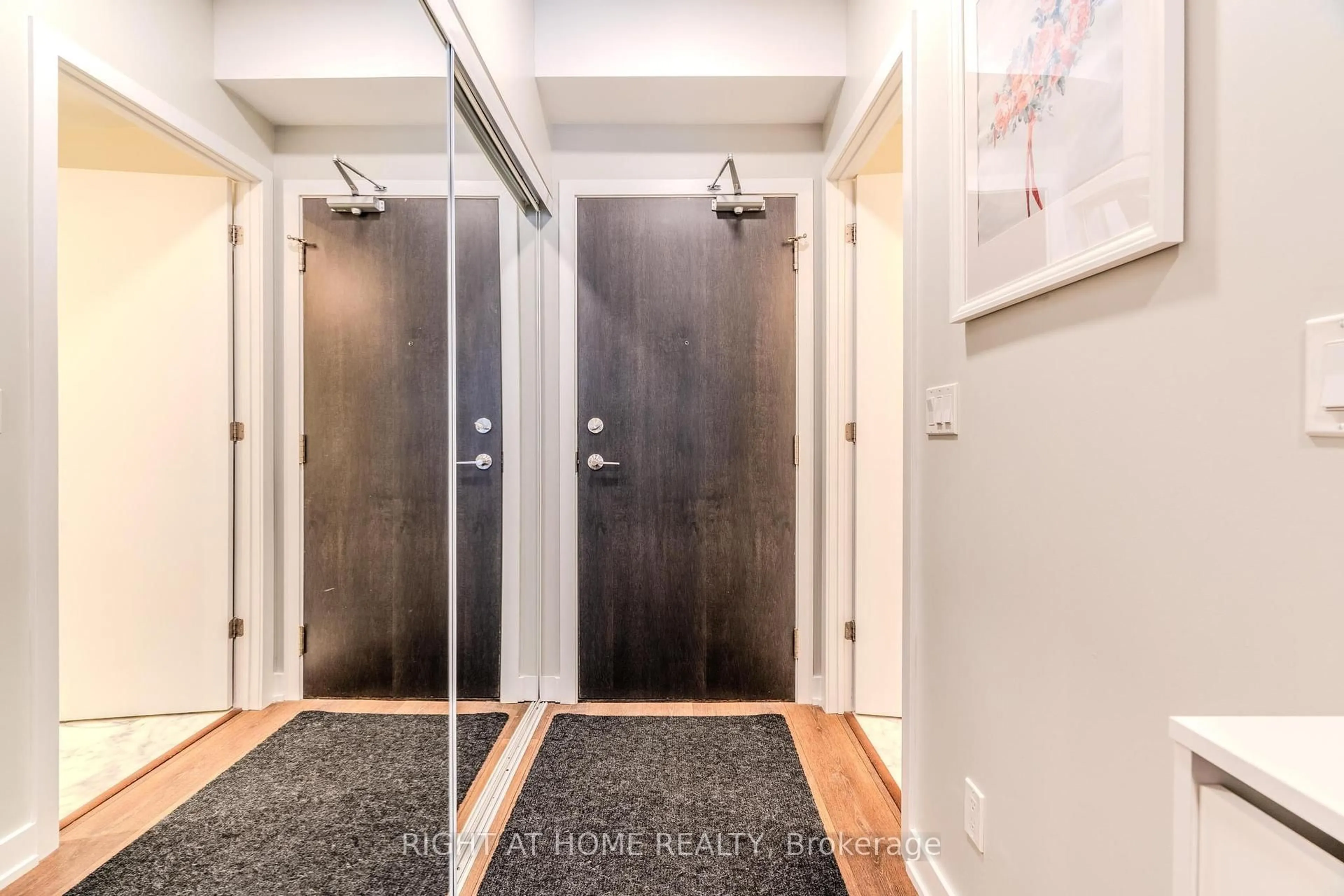 Indoor entryway for 50 Bruyeres Mews #625, Toronto Ontario M5V 0H8