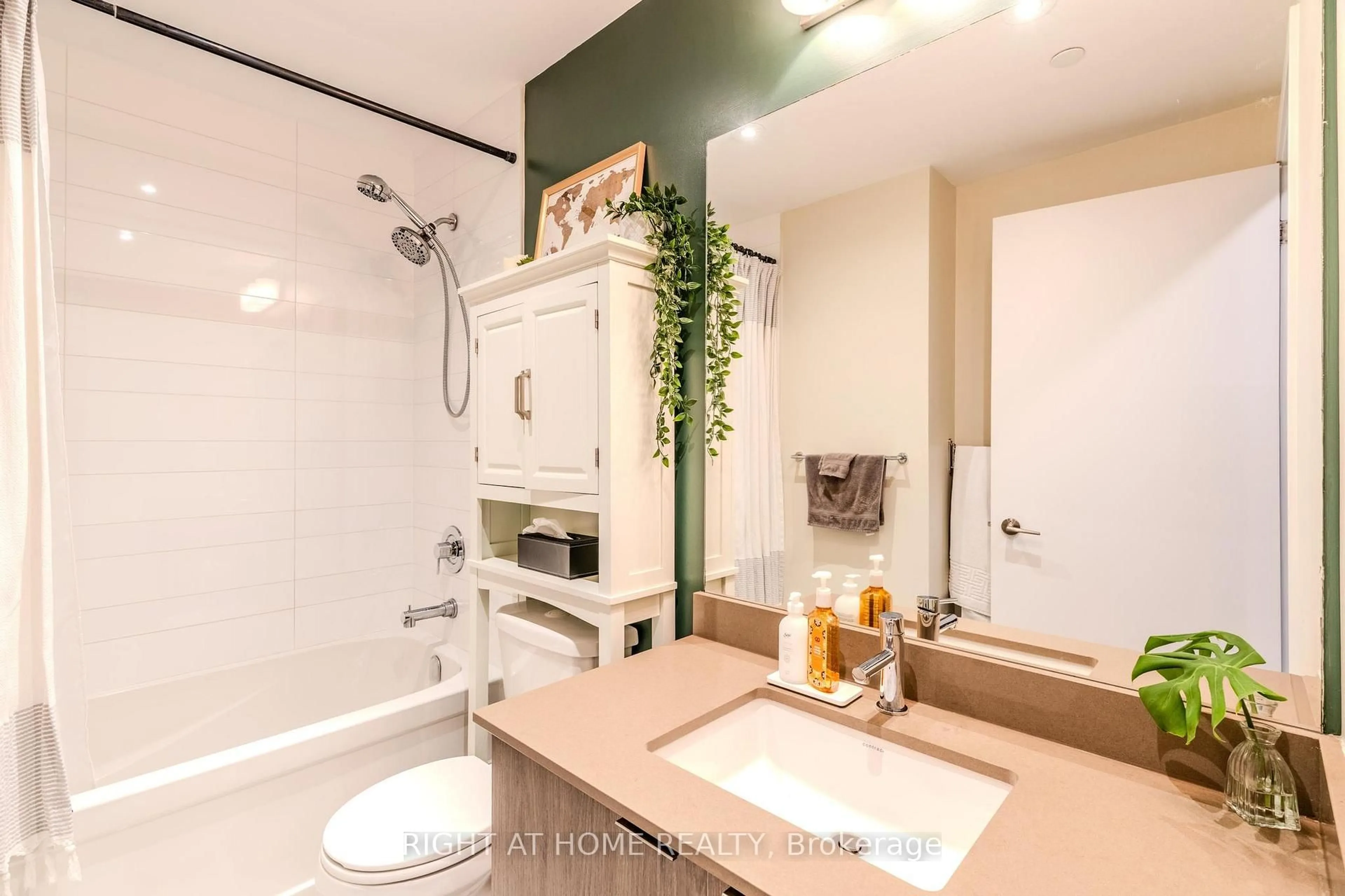 Standard bathroom, ceramic/tile floor for 50 Bruyeres Mews #625, Toronto Ontario M5V 0H8