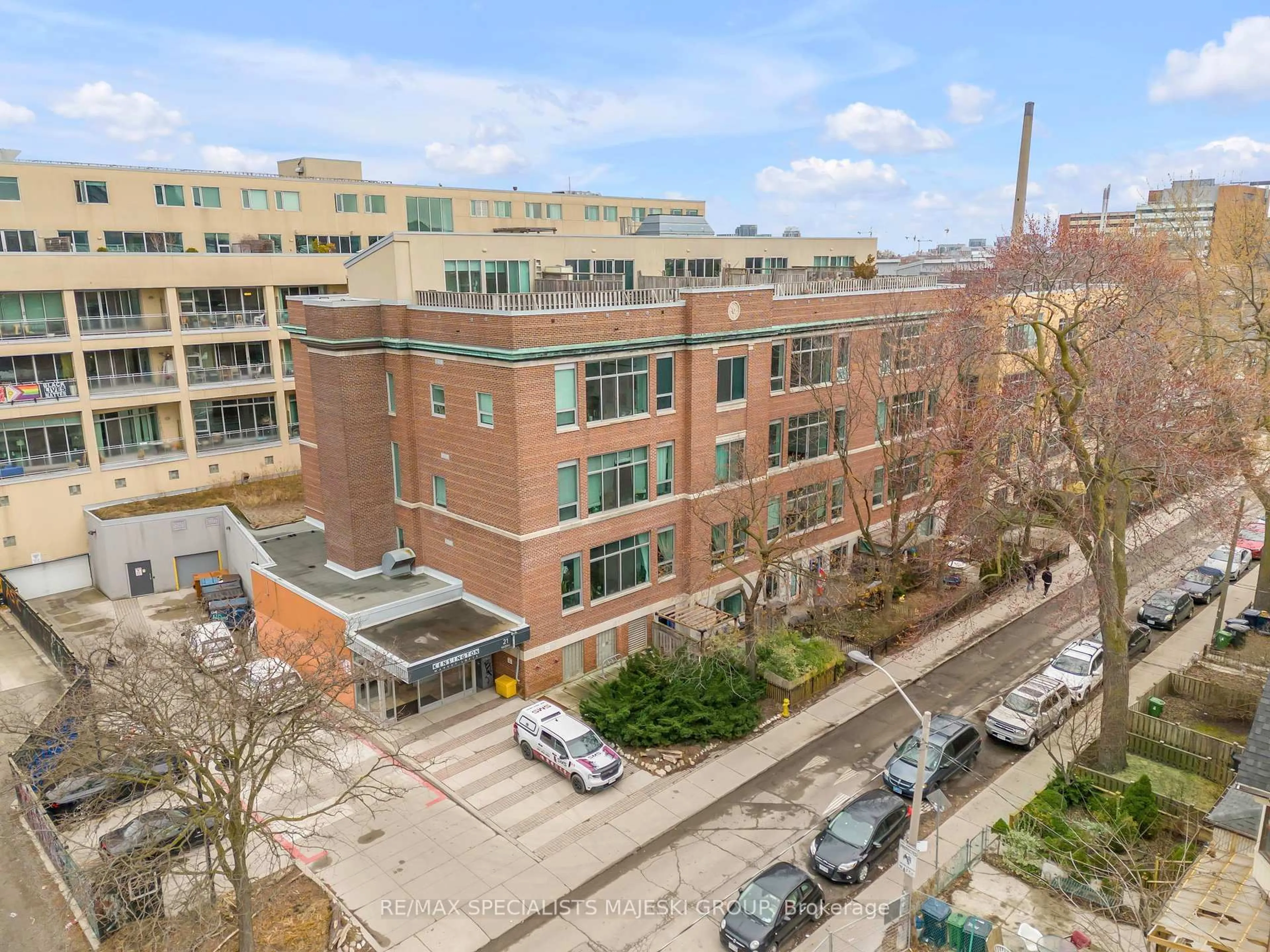 A pic from outside/outdoor area/front of a property/back of a property/a pic from drone, city buildings view from balcony for 21 Nassau St #206, Toronto Ontario M5T 3K6
