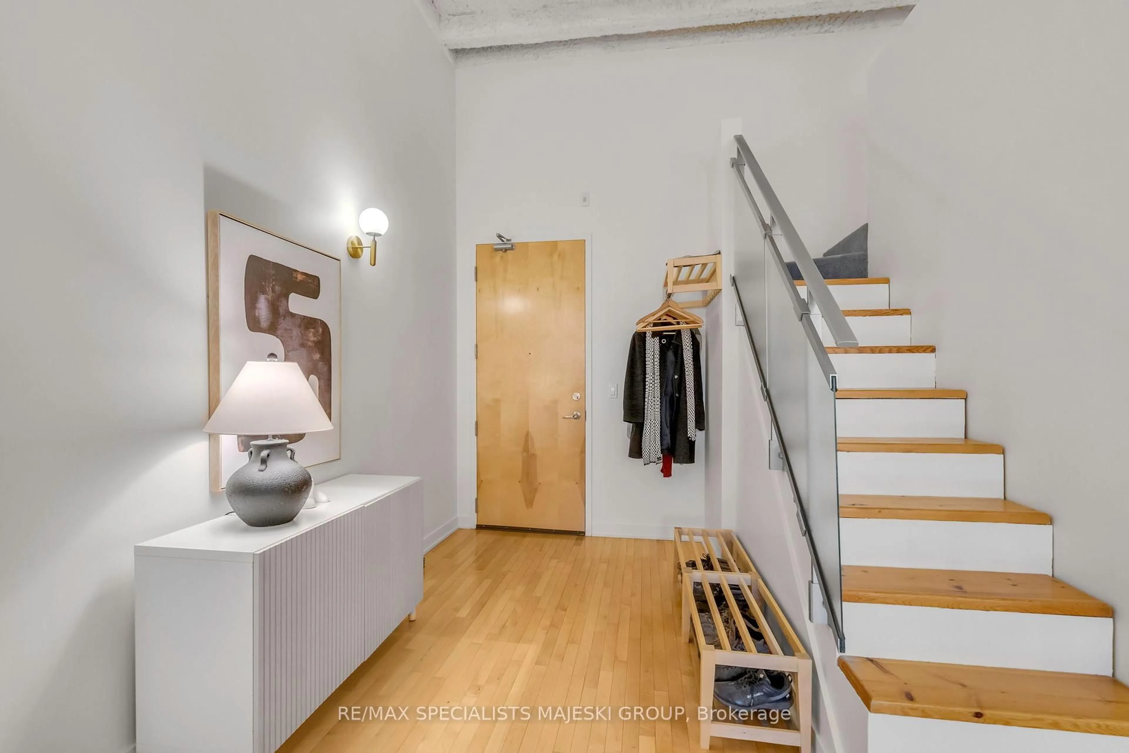 Indoor entryway for 21 Nassau St #206, Toronto Ontario M5T 3K6