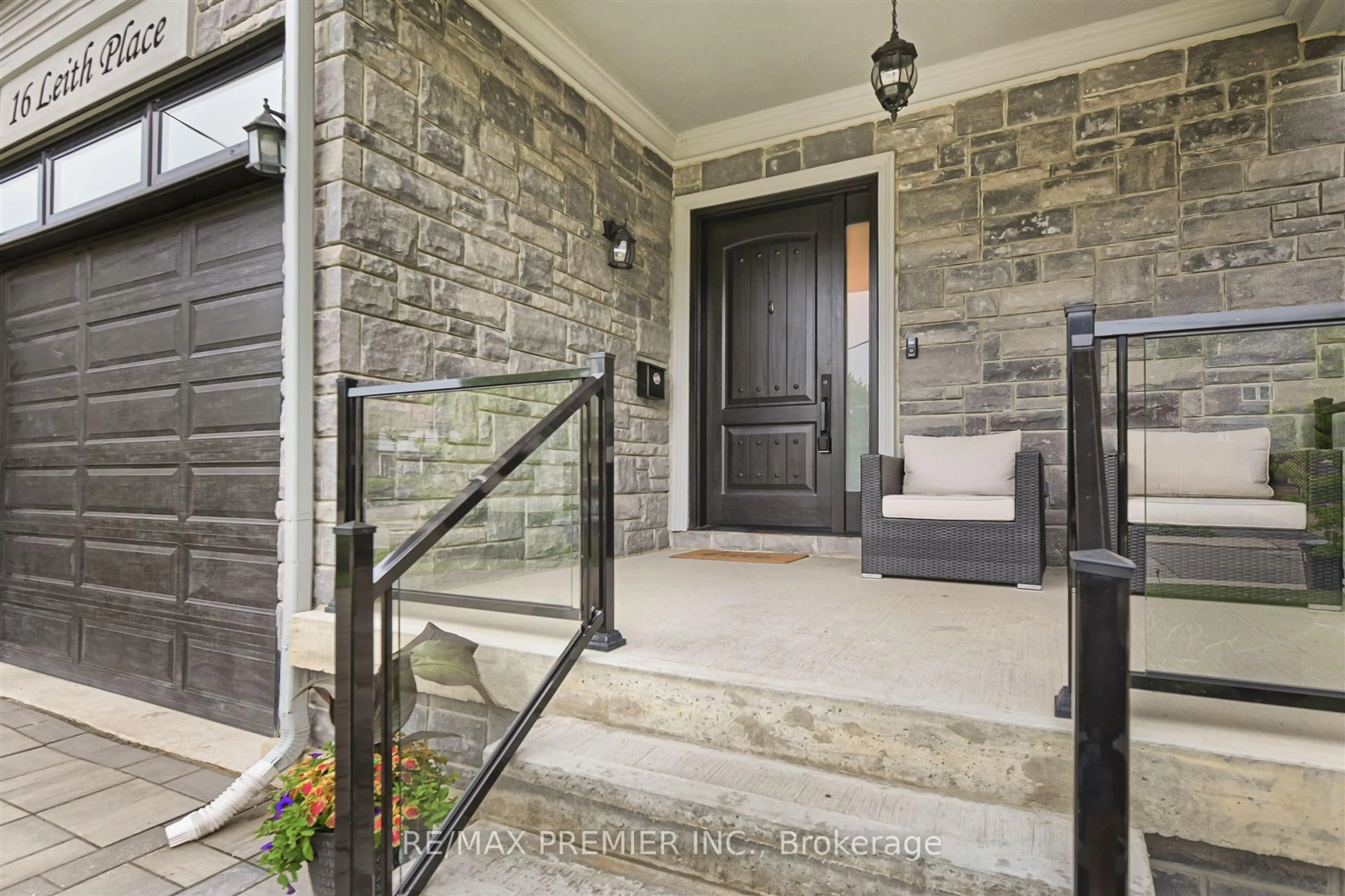 Indoor entryway for 16 Leith Pl, Toronto Ontario M4N 2R8