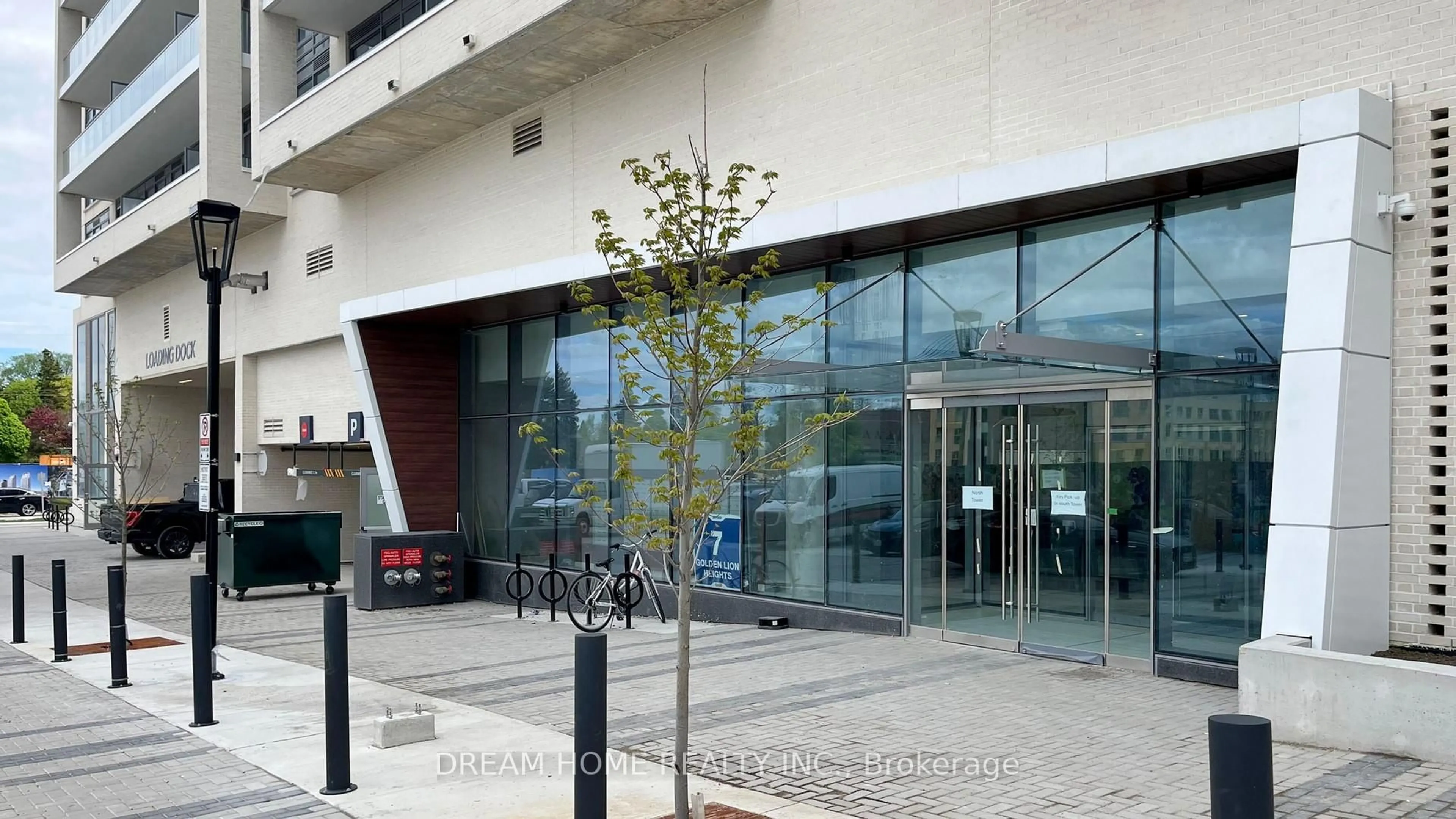 Indoor foyer for 7 Golden Lion Hts #N1602, Toronto Ontario M2M 0C1