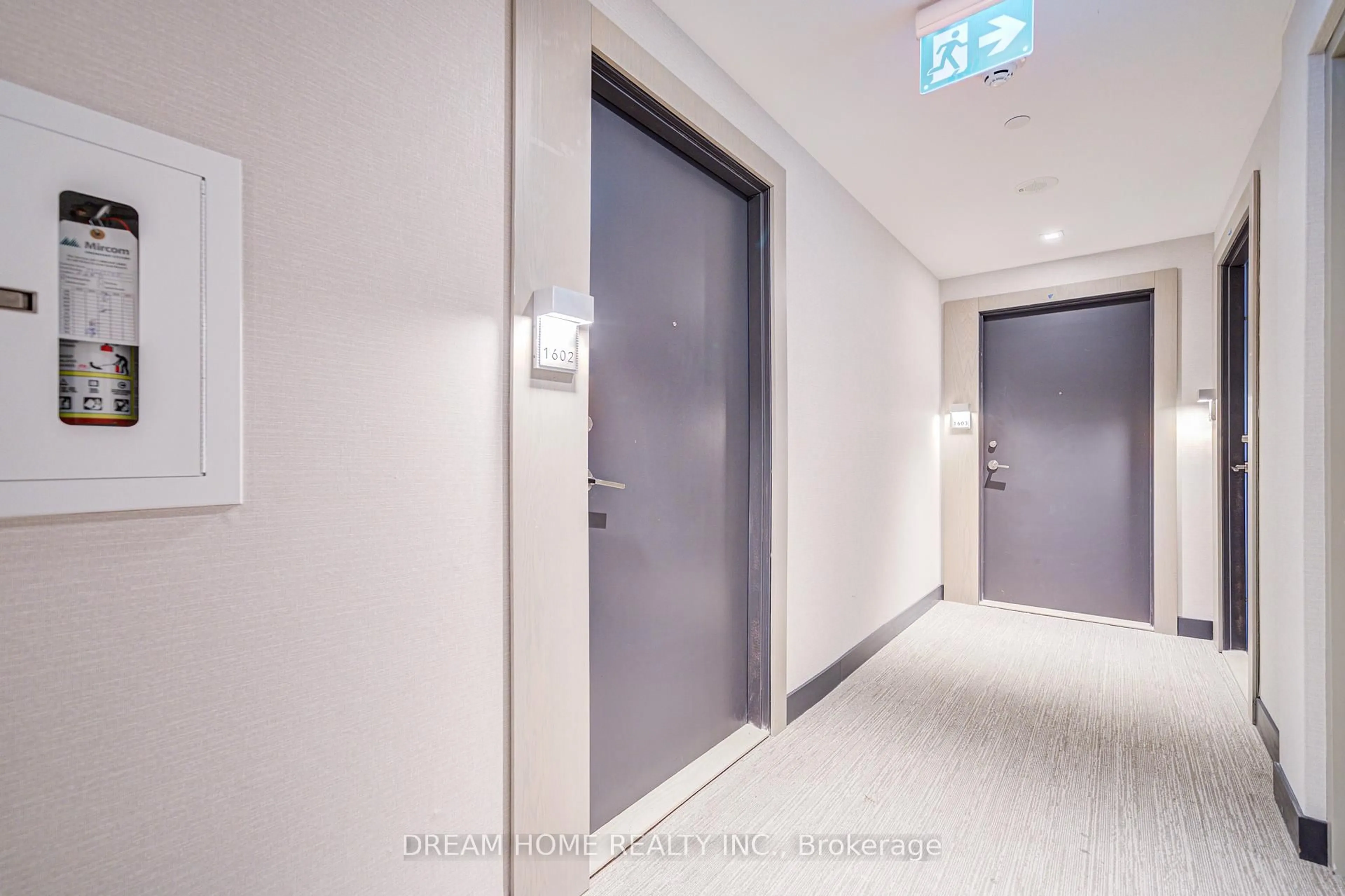 Indoor foyer for 7 Golden Lion Hts #N1602, Toronto Ontario M2M 0C1