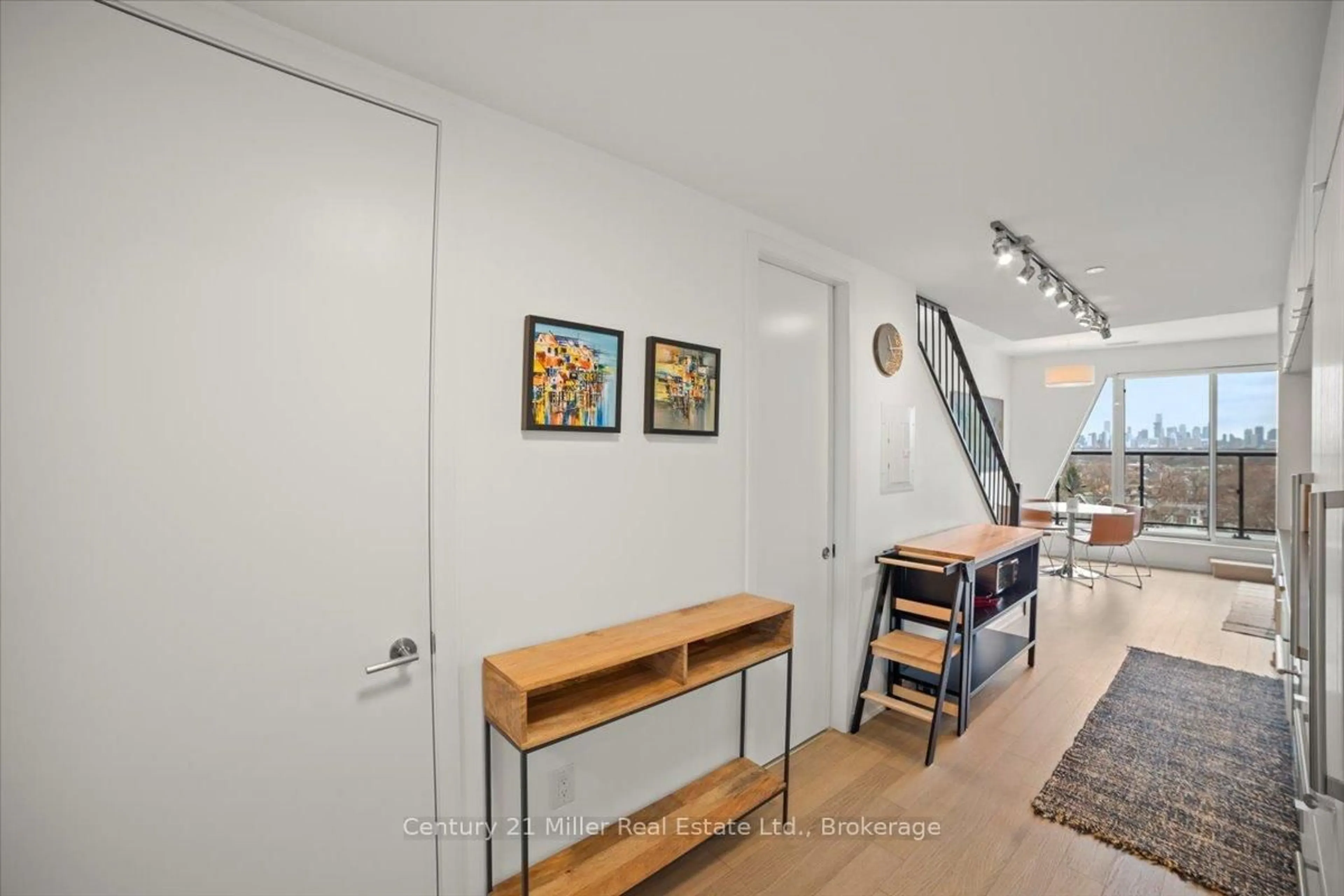 Indoor entryway for 138 Saint Helens Ave #803, Toronto Ontario M6H 0B8