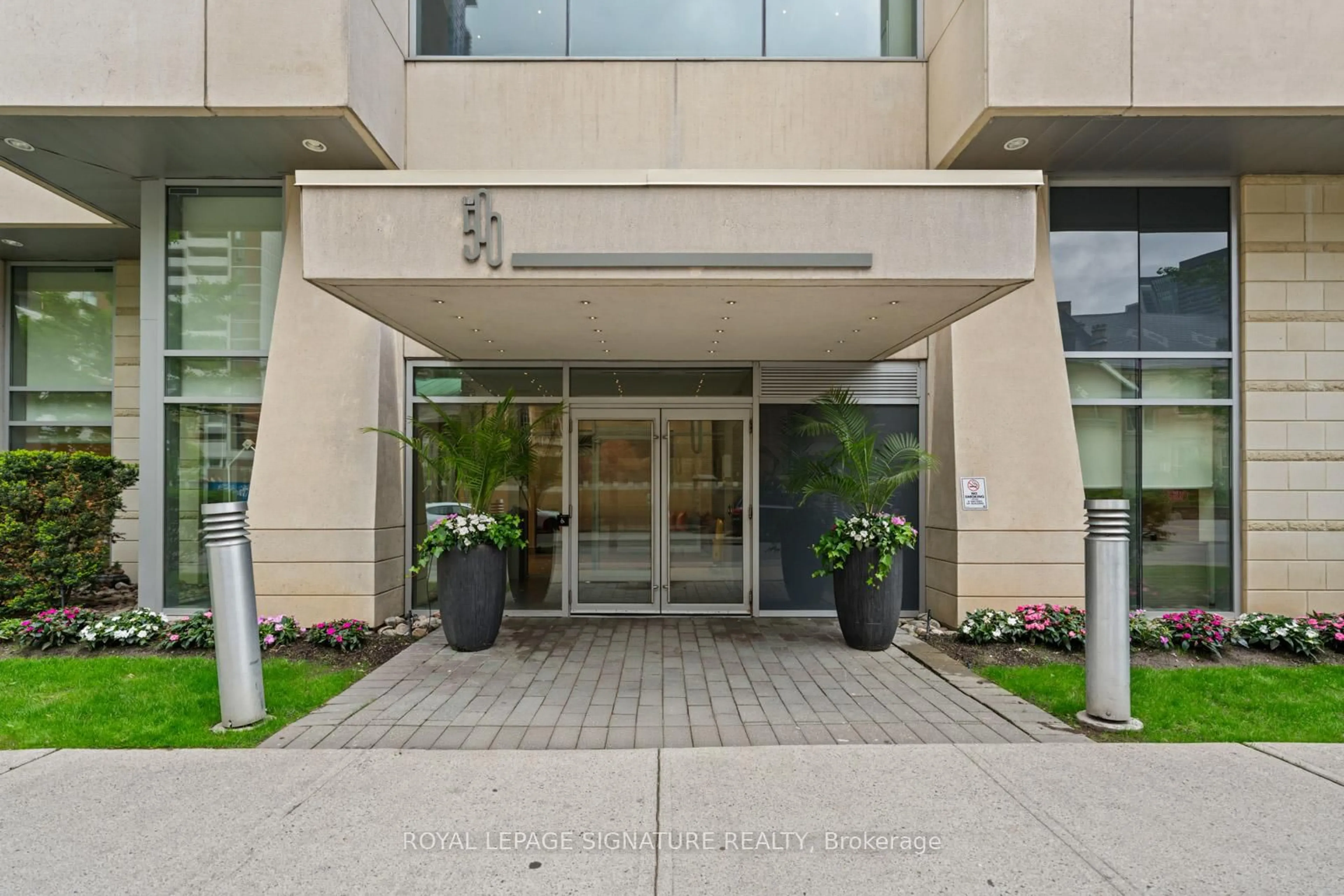 Indoor foyer for 500 Sherbourne St #3207, Toronto Ontario M4X 1L1