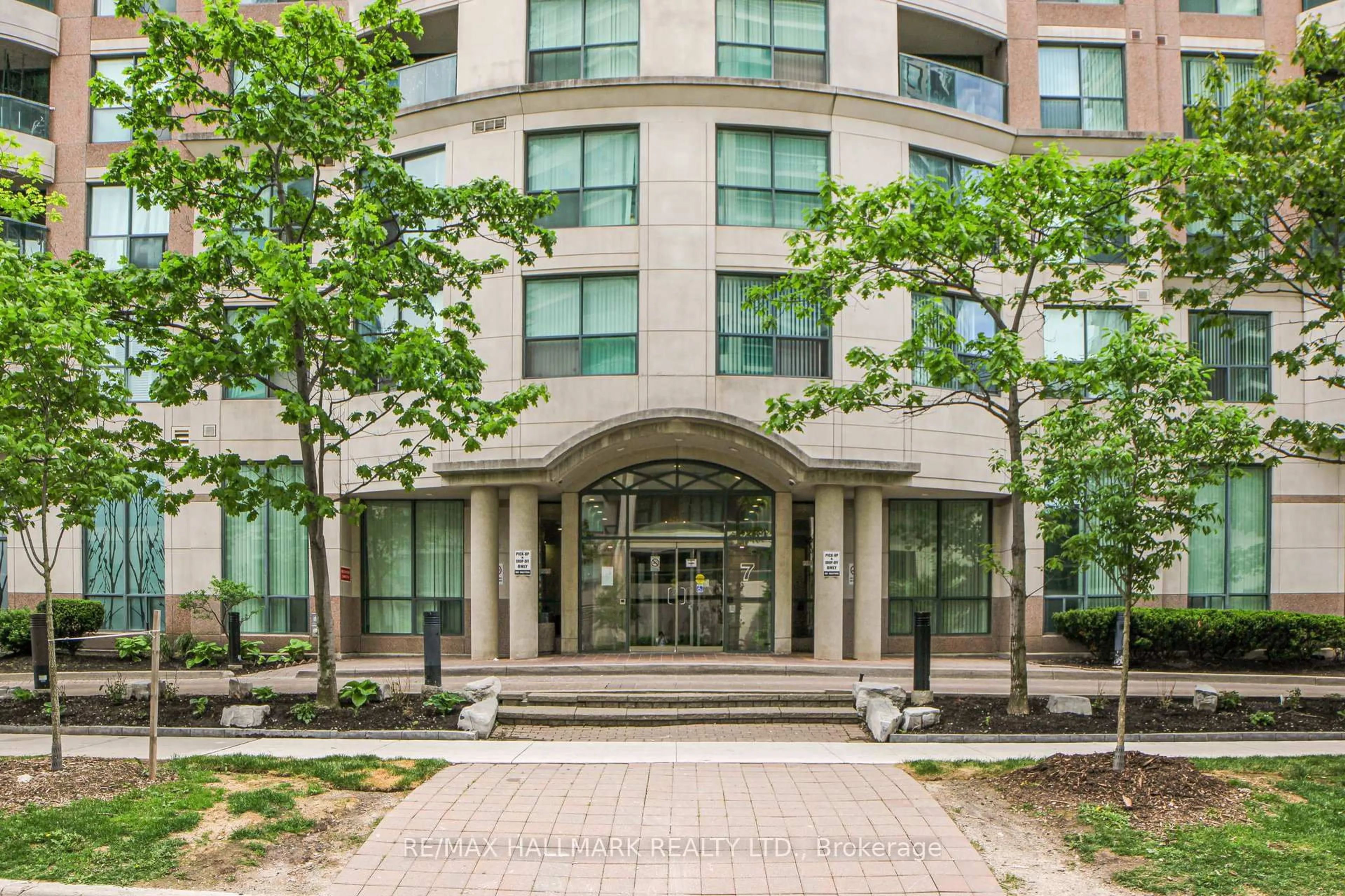Indoor foyer for 7 Lorraine Dr #1211, Toronto Ontario M2N 7H2