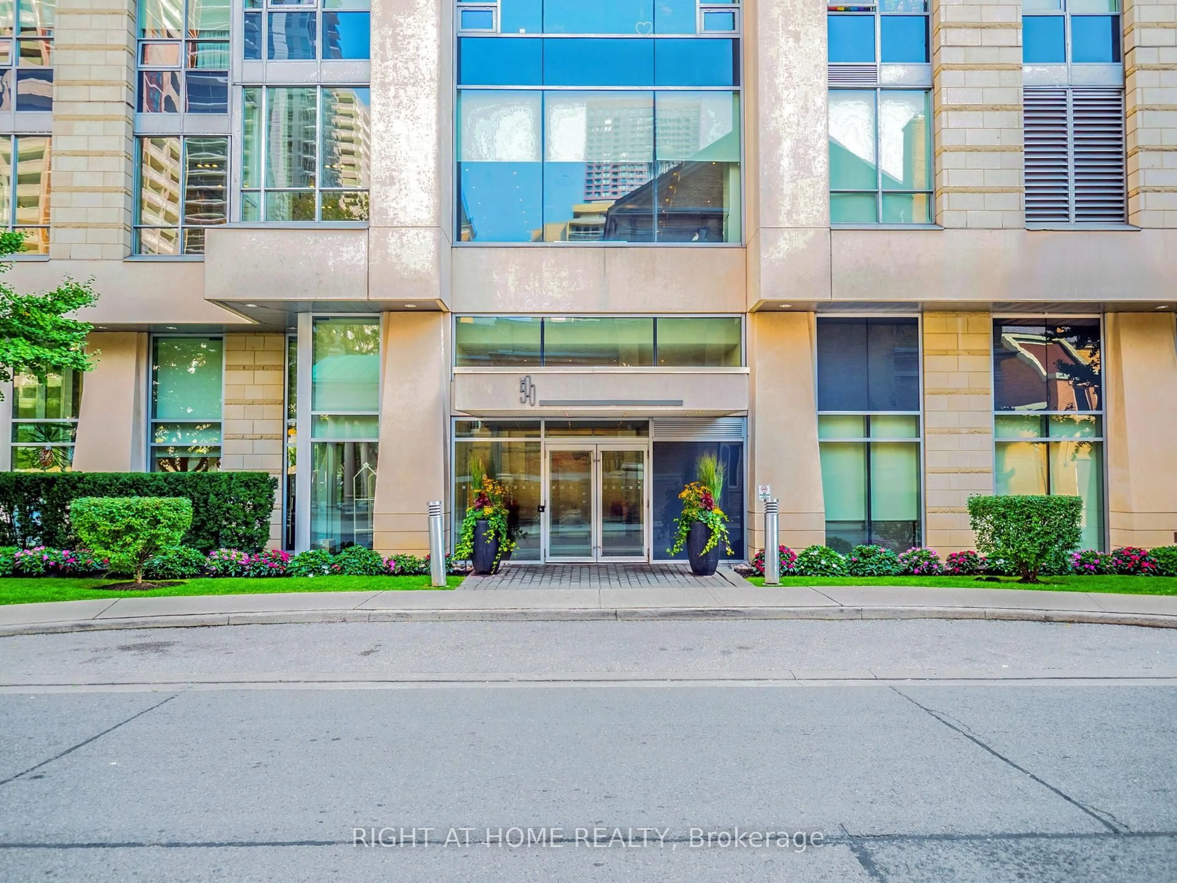 Indoor foyer for 500 Sherbourne St #2604, Toronto Ontario M4X 1L1