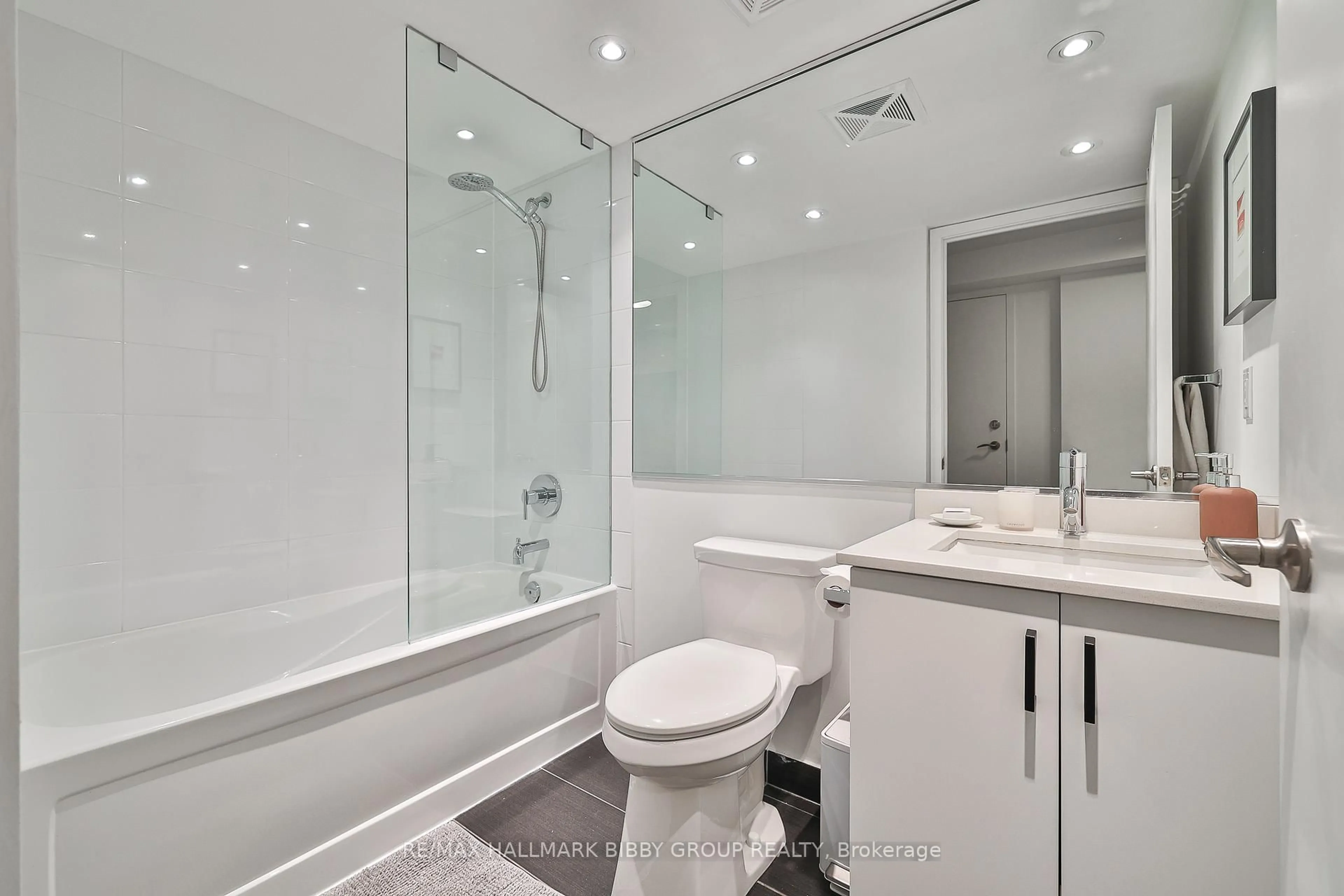Standard bathroom, ceramic/tile floor for 320 Richmond St #209, Toronto Ontario M5A 1P9