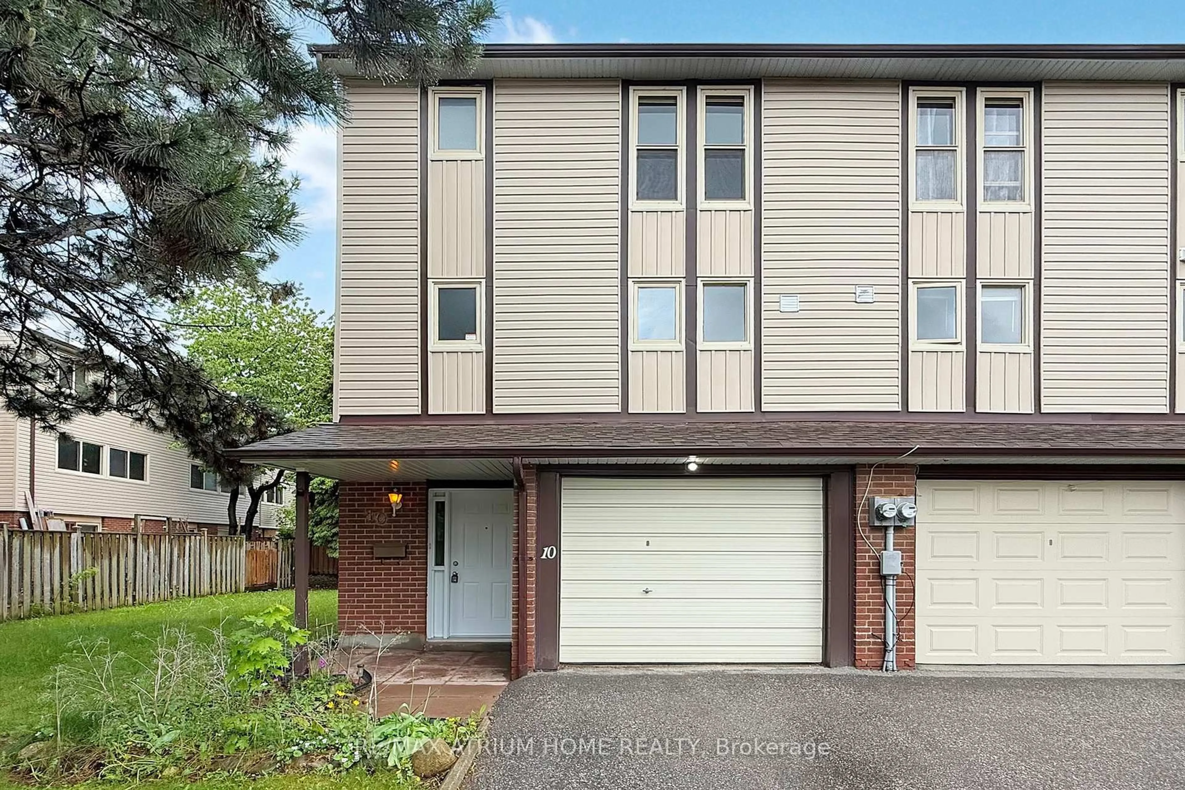 Home with vinyl exterior material, street for 10 Townsend Rd, Toronto Ontario M2H 2T2
