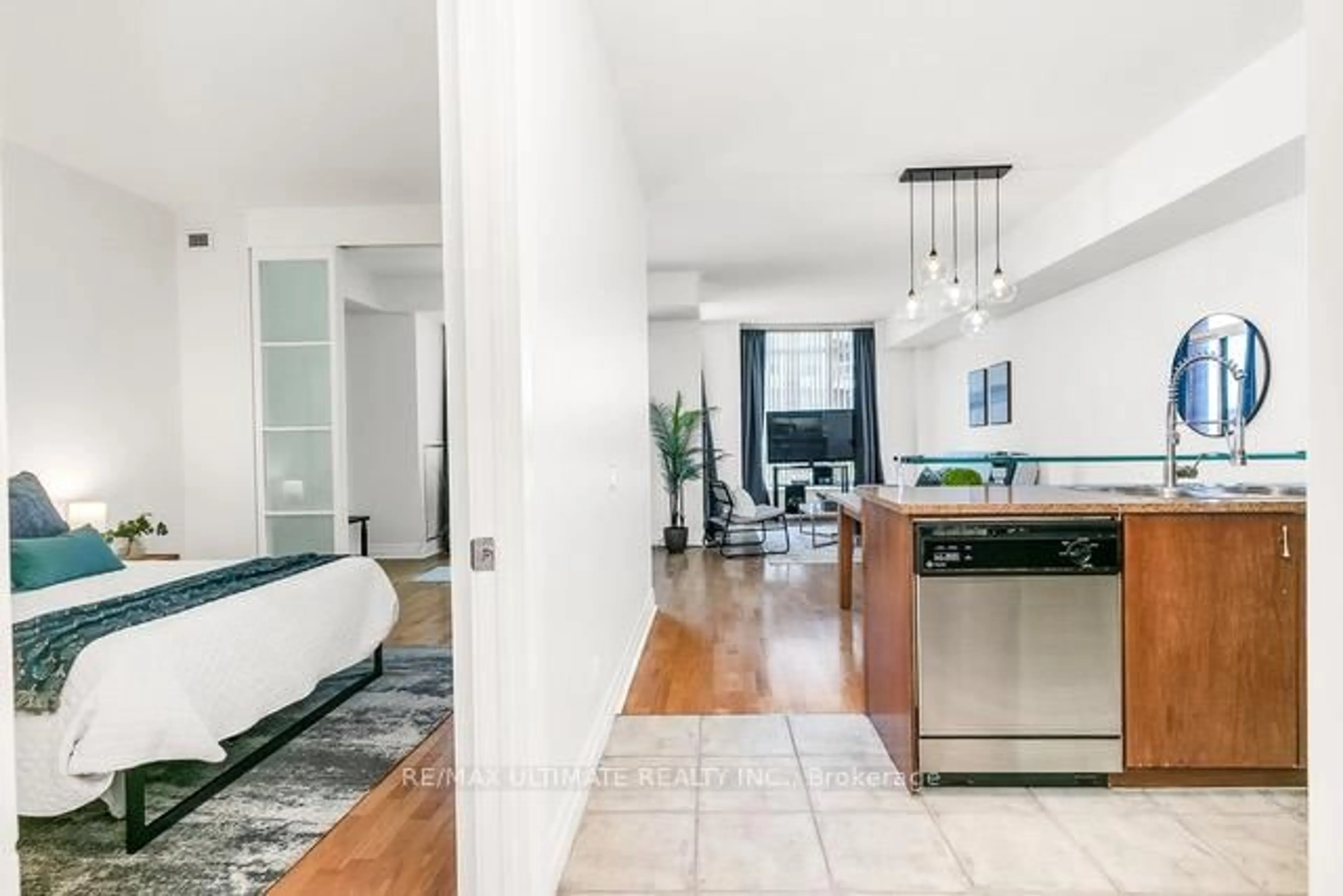 Open concept kitchen, ceramic/tile floor for 500 Queens Quay #607, Toronto Ontario M5V 3K8