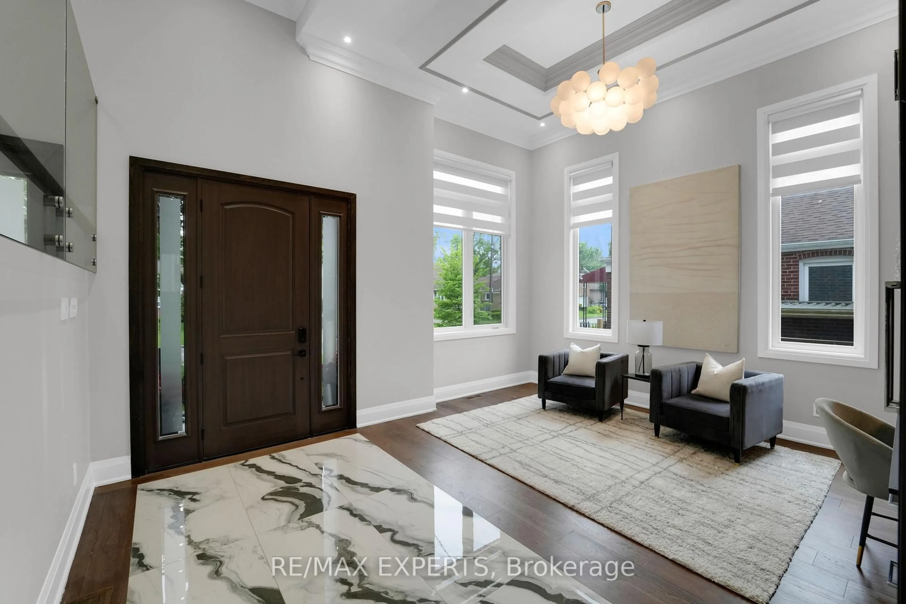 Indoor foyer for 92 Churchill Ave, Toronto Ontario M2N 1Z1