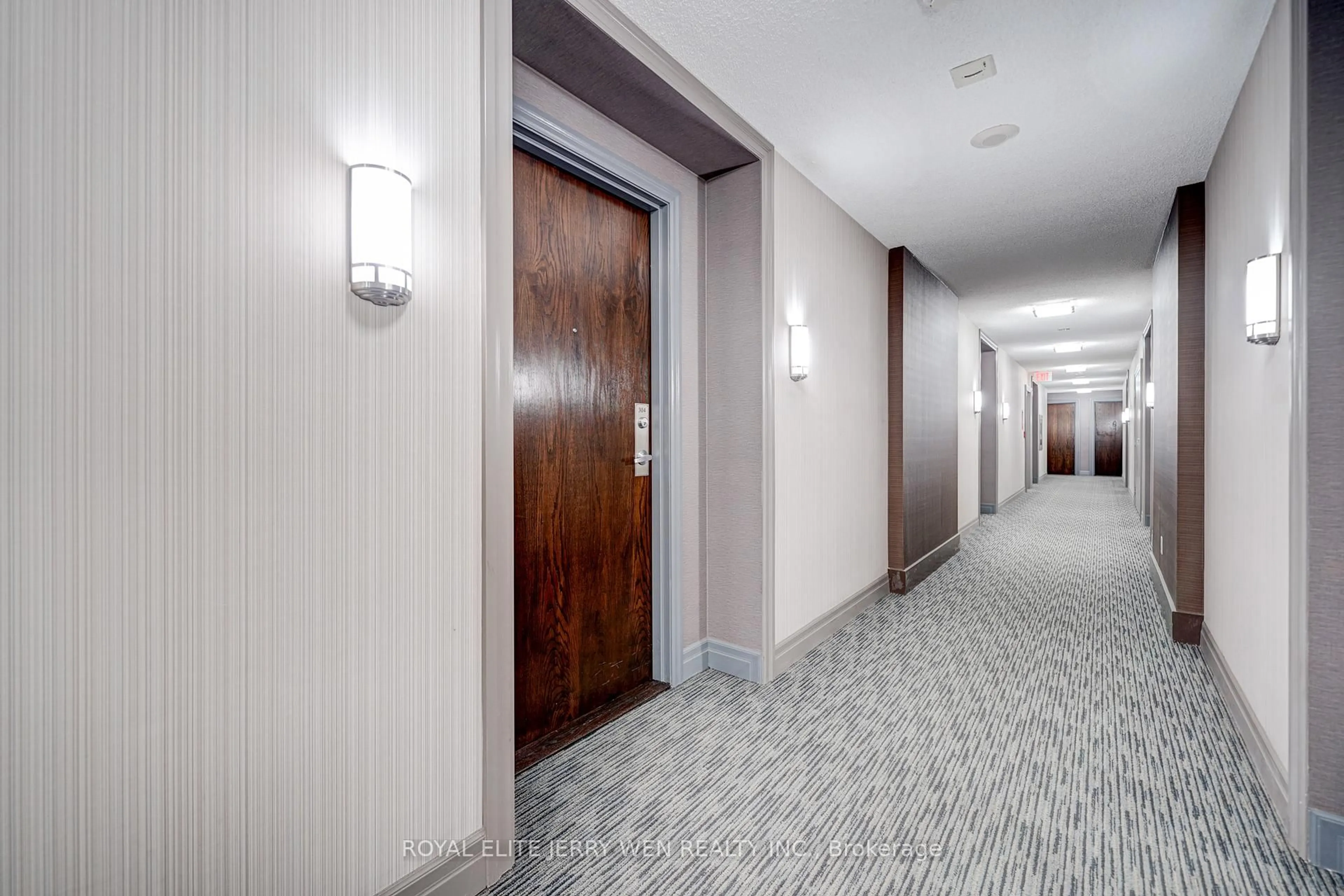 Indoor foyer for 27 Rean Dr #304, Toronto Ontario M2K 0A6