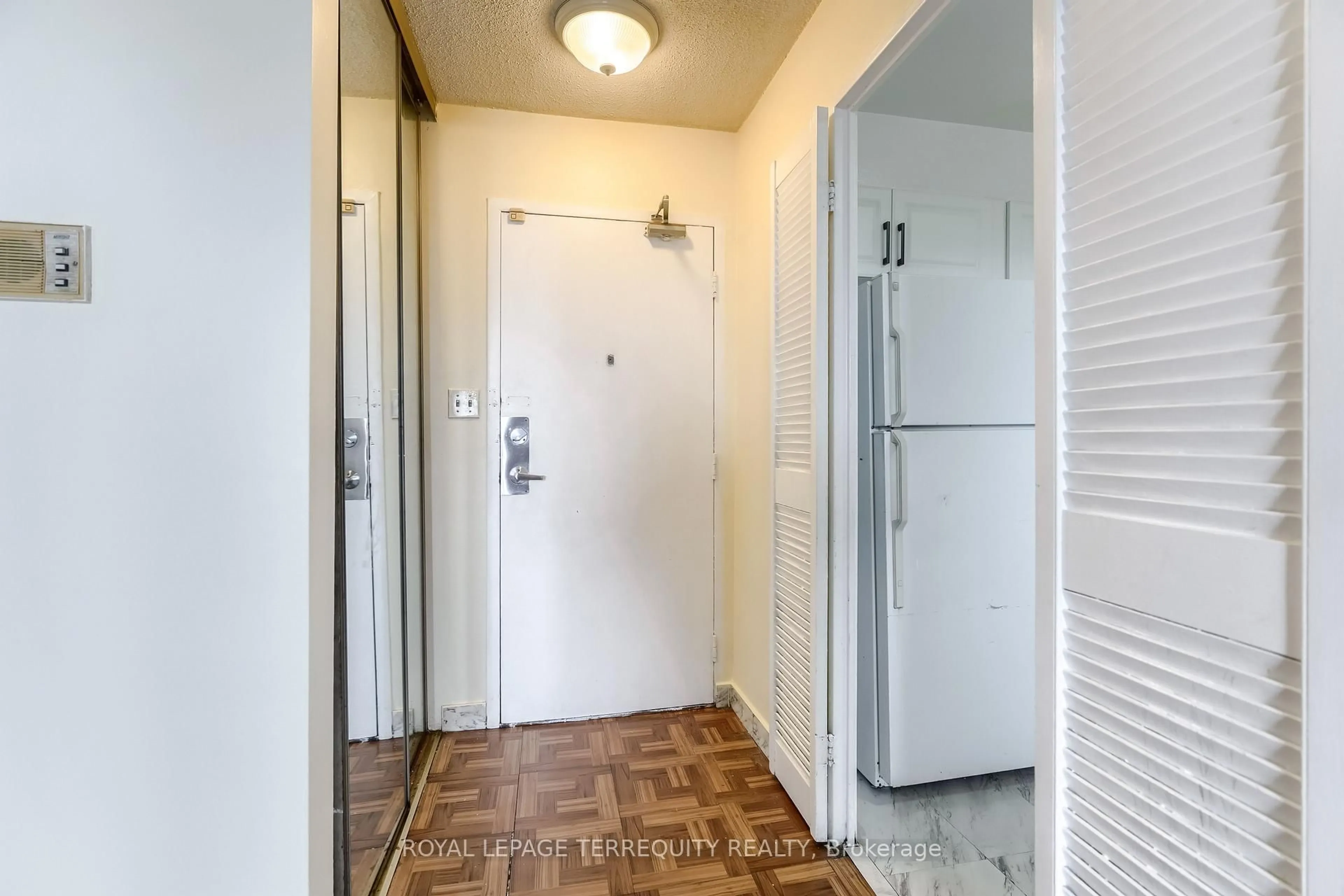 Indoor entryway for 5 Shady Gfwy #904, Toronto Ontario M3C 3A5