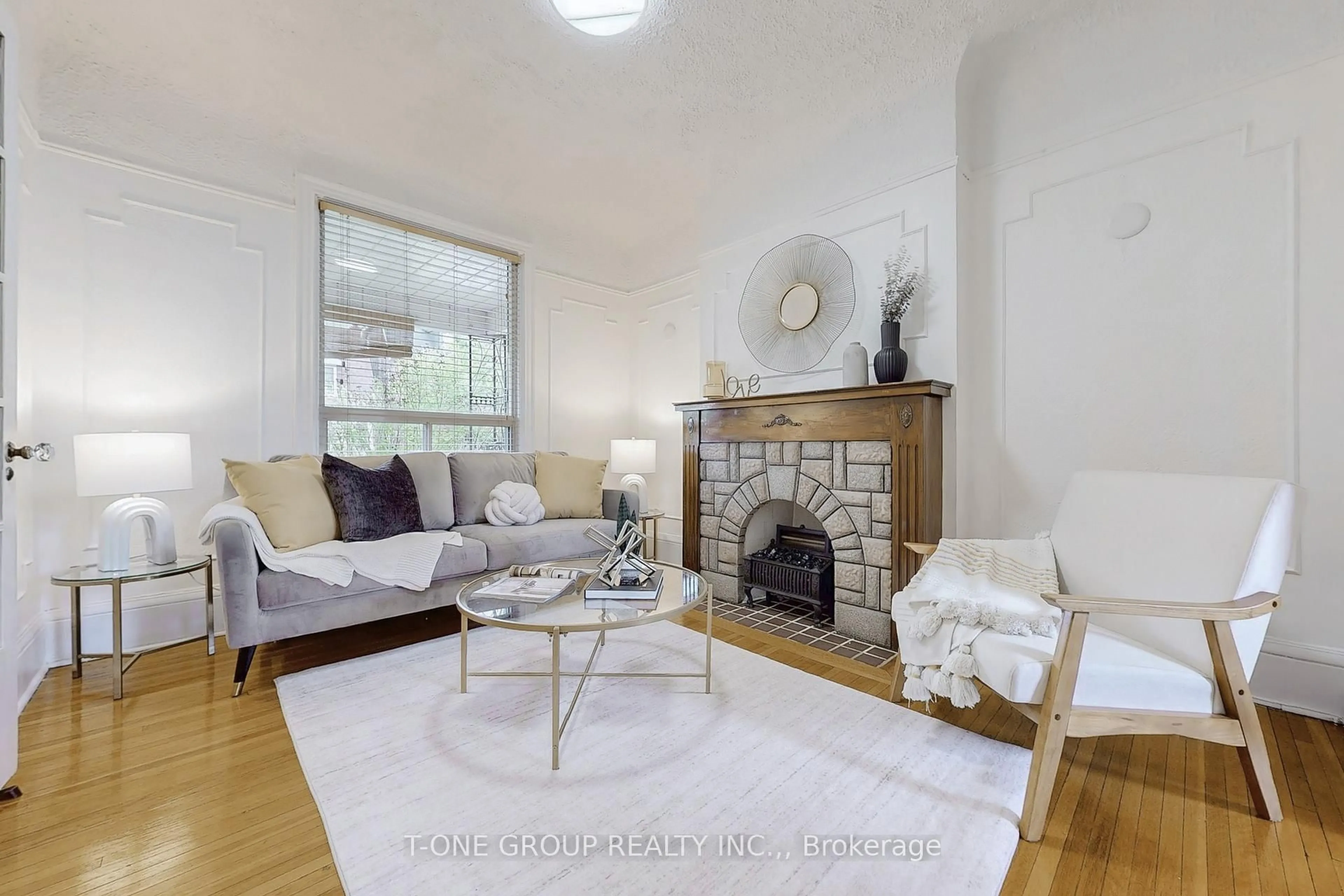 Living room with furniture, wood/laminate floor for 23 Grace St, Toronto Ontario M6J 2S4