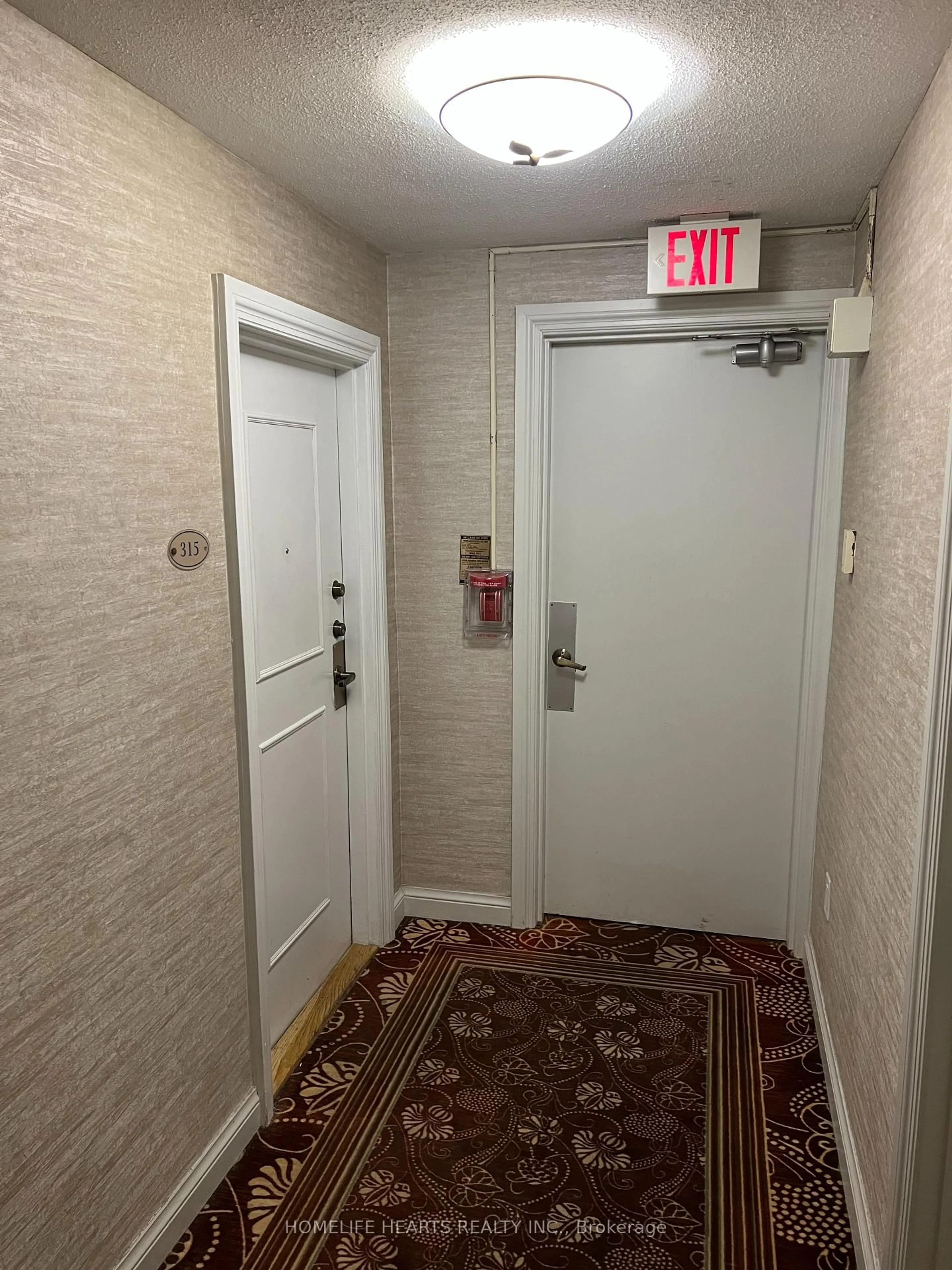 Indoor foyer for 20 Edgecliff Gfwy #315, Toronto Ontario M3C 3A4