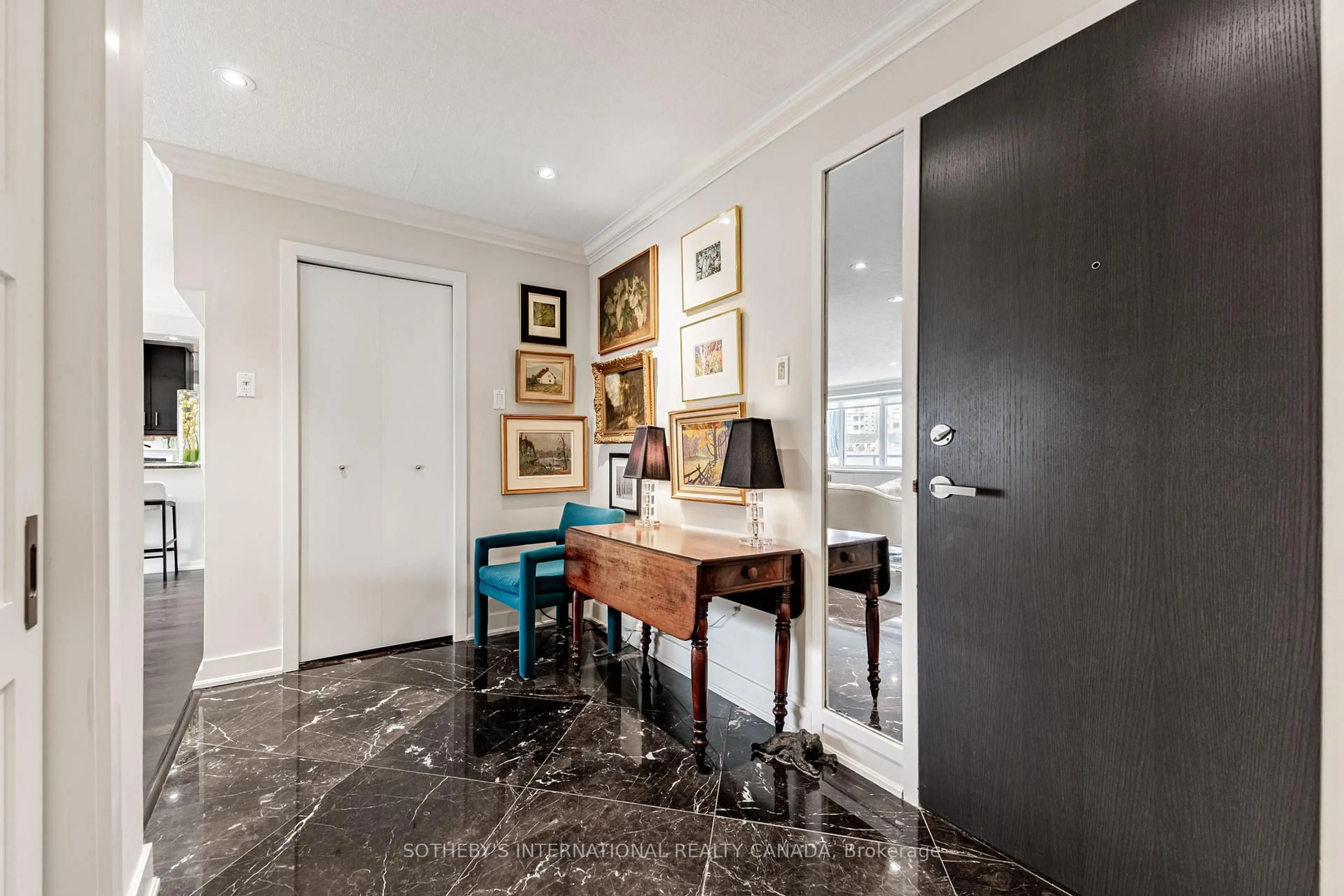 Indoor foyer for 120 Rosedale Valley Rd #803, Toronto Ontario M4W 1P8
